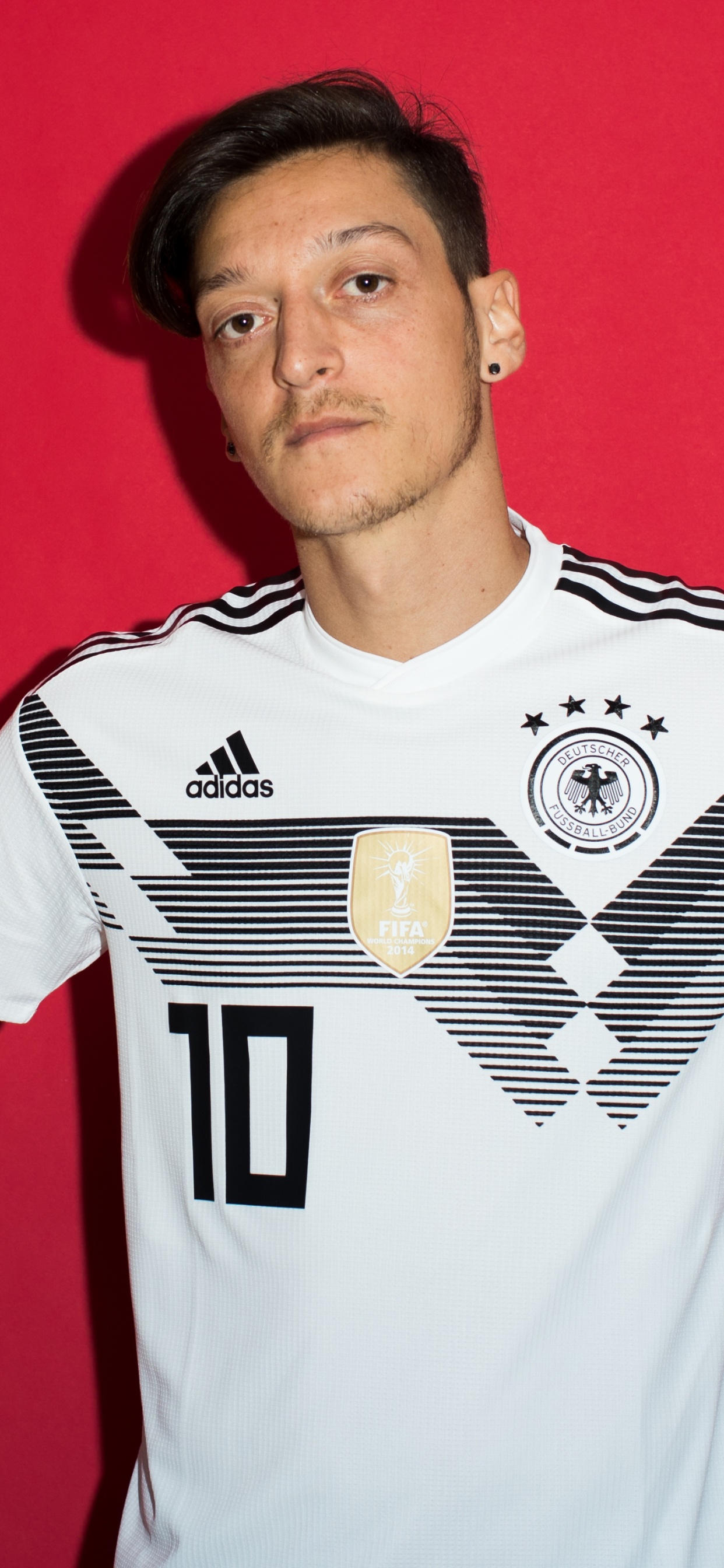 Mann im Weiß-schwarzen Adidas Fußball-Trikot-Shirt. Wallpaper in 1242x2688 Resolution