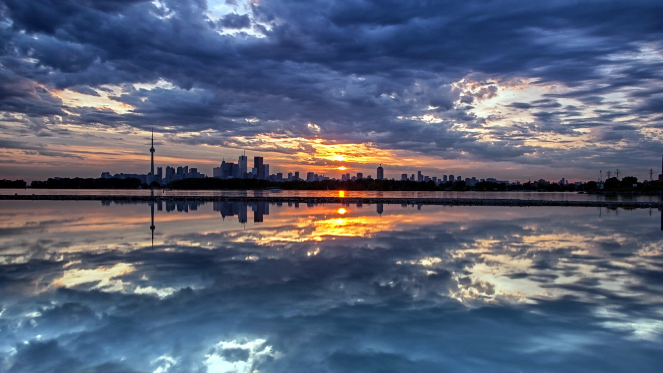 Plan D'eau Sous un Ciel Nuageux au Coucher du Soleil. Wallpaper in 1366x768 Resolution