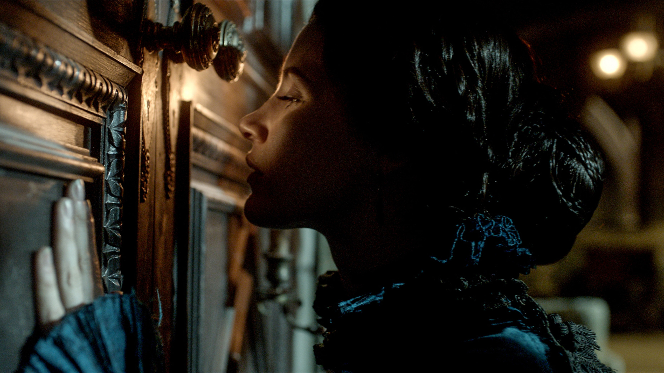 Mujer en Camisa Floral Blanco y Negro. Wallpaper in 2560x1440 Resolution