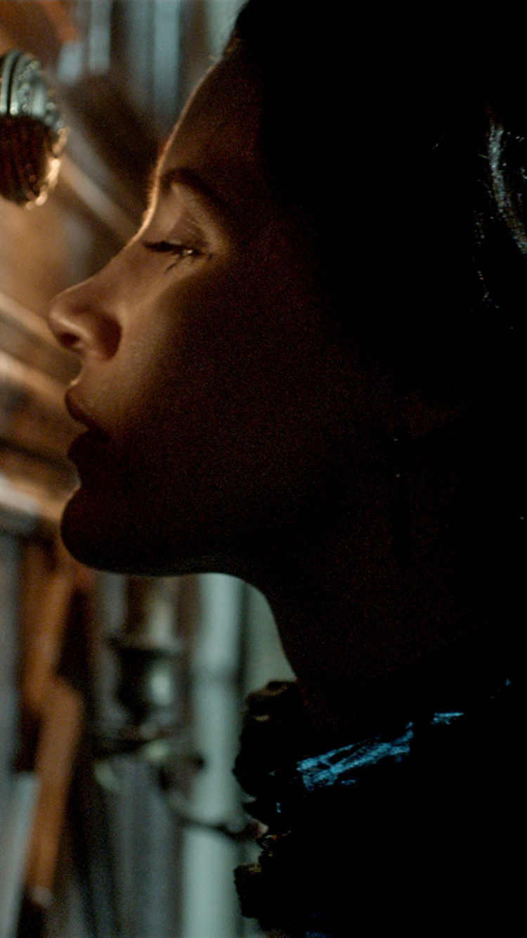 Mujer en Camisa Floral Blanco y Negro. Wallpaper in 750x1334 Resolution