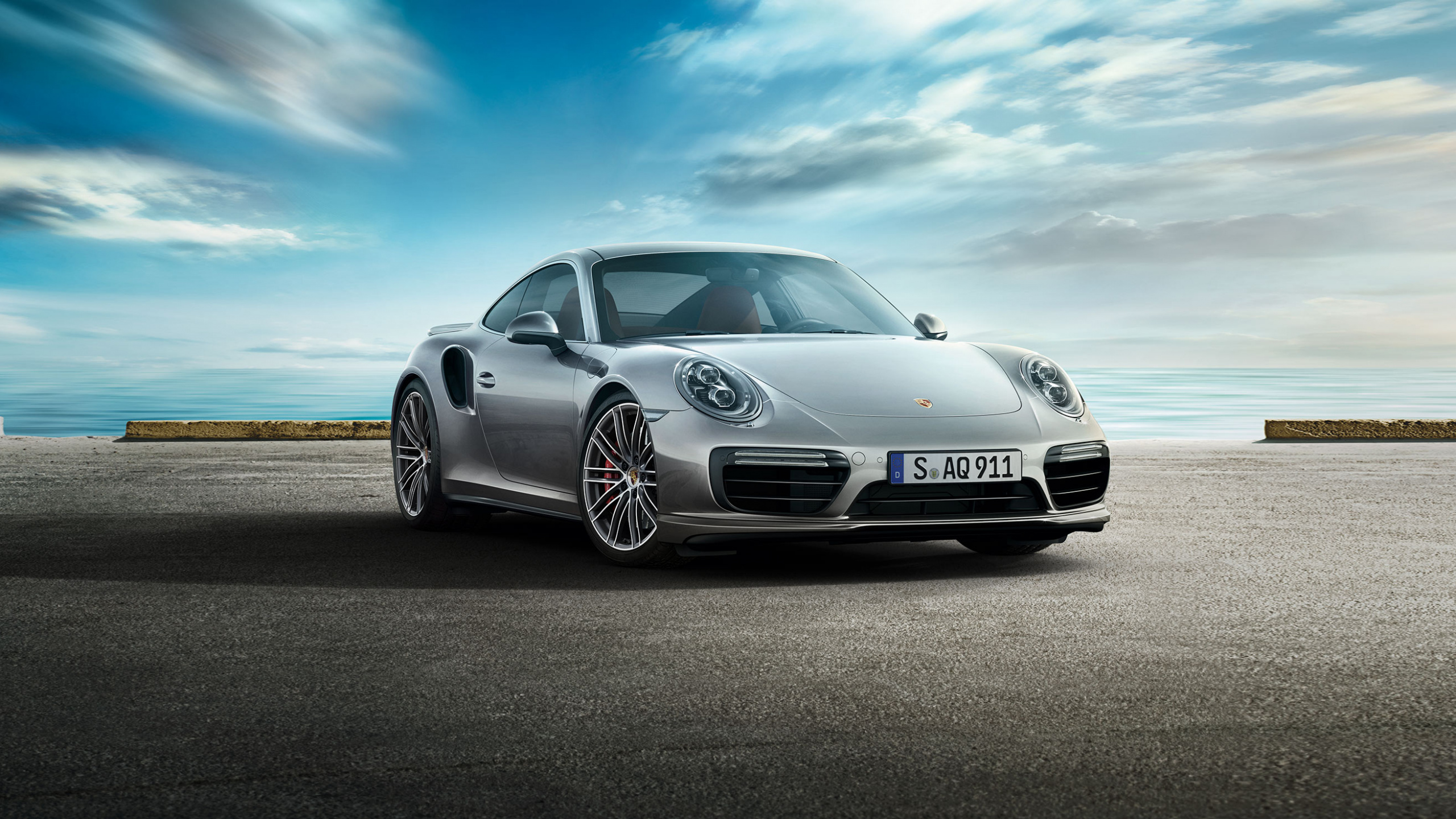 Silver Mercedes Benz Coupe en la Carretera de Asfalto Gris Bajo el Azul y Blanco Soleado Cielo Nublado Durante. Wallpaper in 2560x1440 Resolution