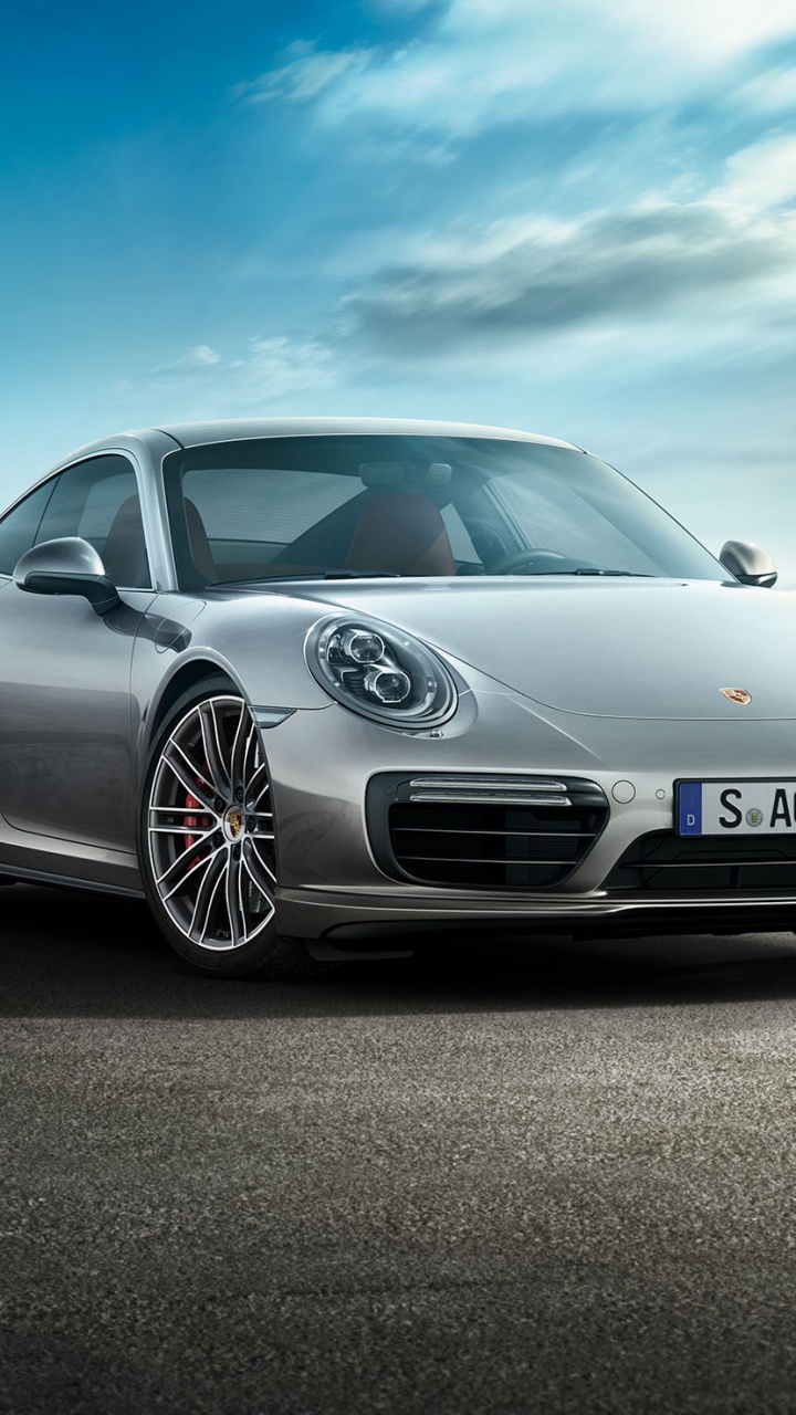 Silver Mercedes Benz Coupe en la Carretera de Asfalto Gris Bajo el Azul y Blanco Soleado Cielo Nublado Durante. Wallpaper in 720x1280 Resolution