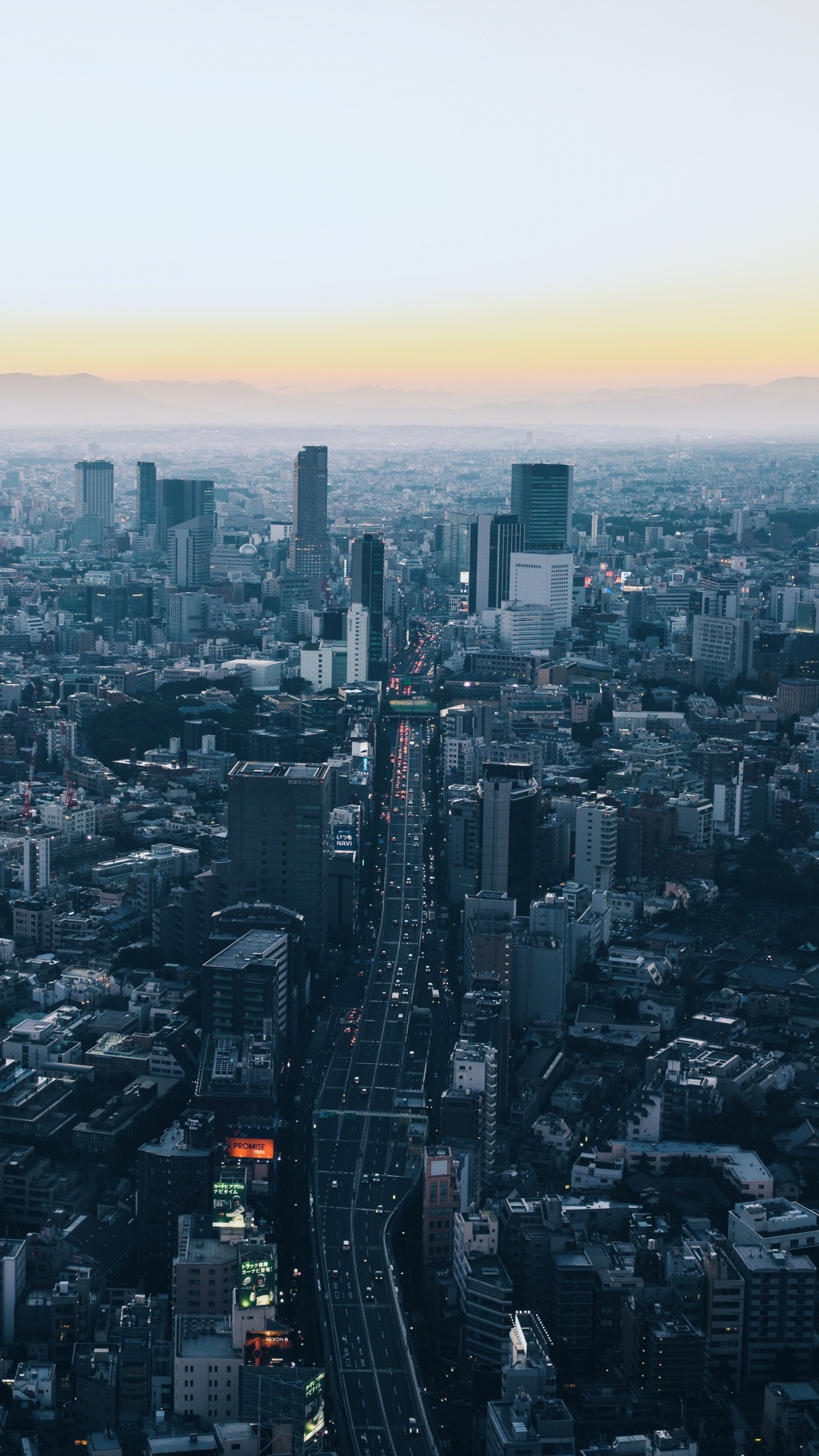 Skyline Der Stadt Während Der Goldenen Stunde. Wallpaper in 1080x1920 Resolution