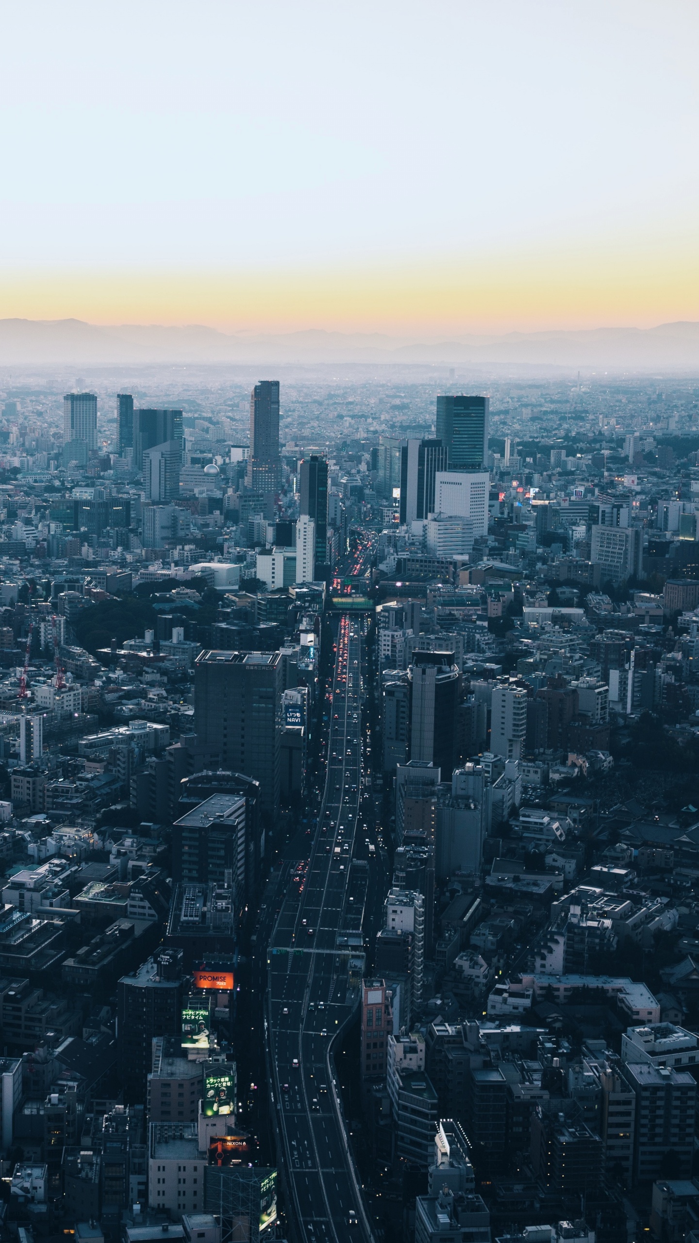 Skyline Der Stadt Während Der Goldenen Stunde. Wallpaper in 1440x2560 Resolution