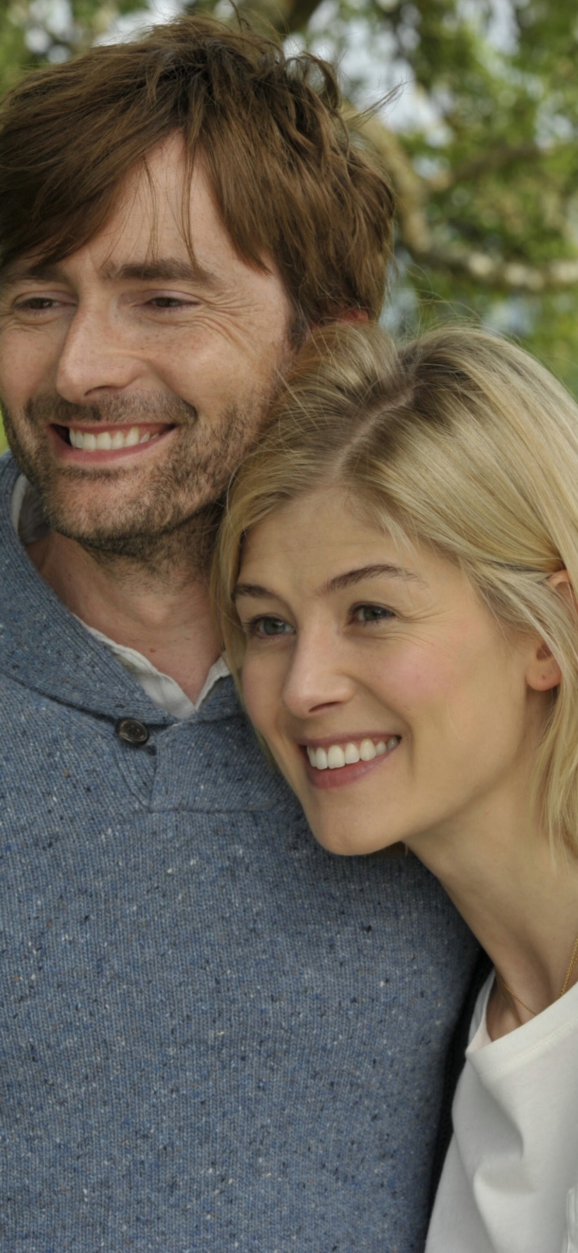 Homme en Pull Gris Souriant à Côté D'une Femme en Robe Blanche. Wallpaper in 1125x2436 Resolution