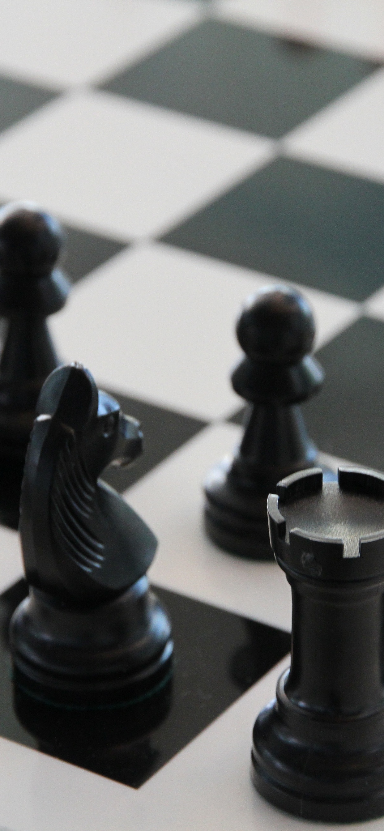 Piezas de Ajedrez en Blanco y Negro. Wallpaper in 1242x2688 Resolution