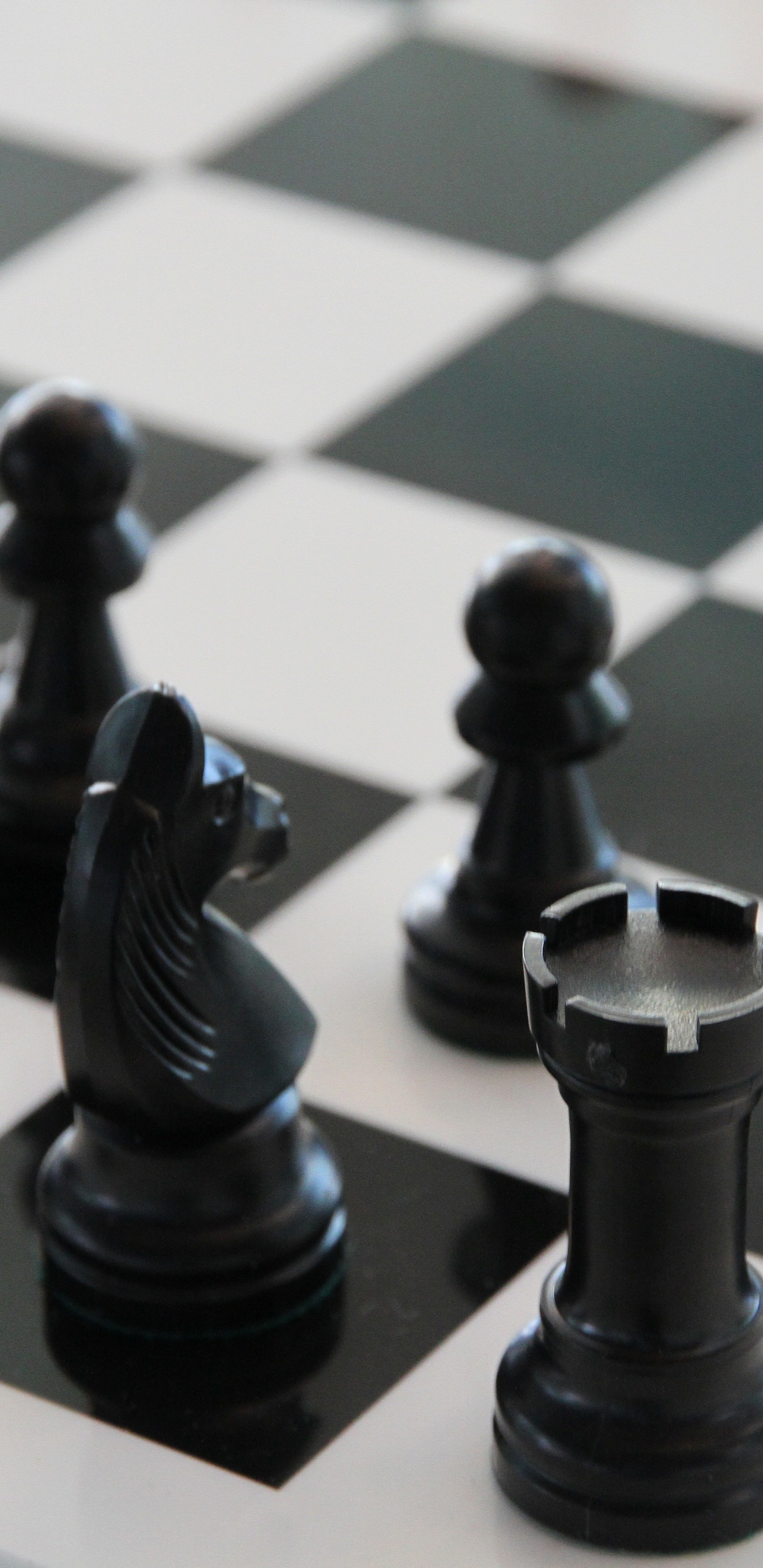 Piezas de Ajedrez en Blanco y Negro. Wallpaper in 1440x2960 Resolution