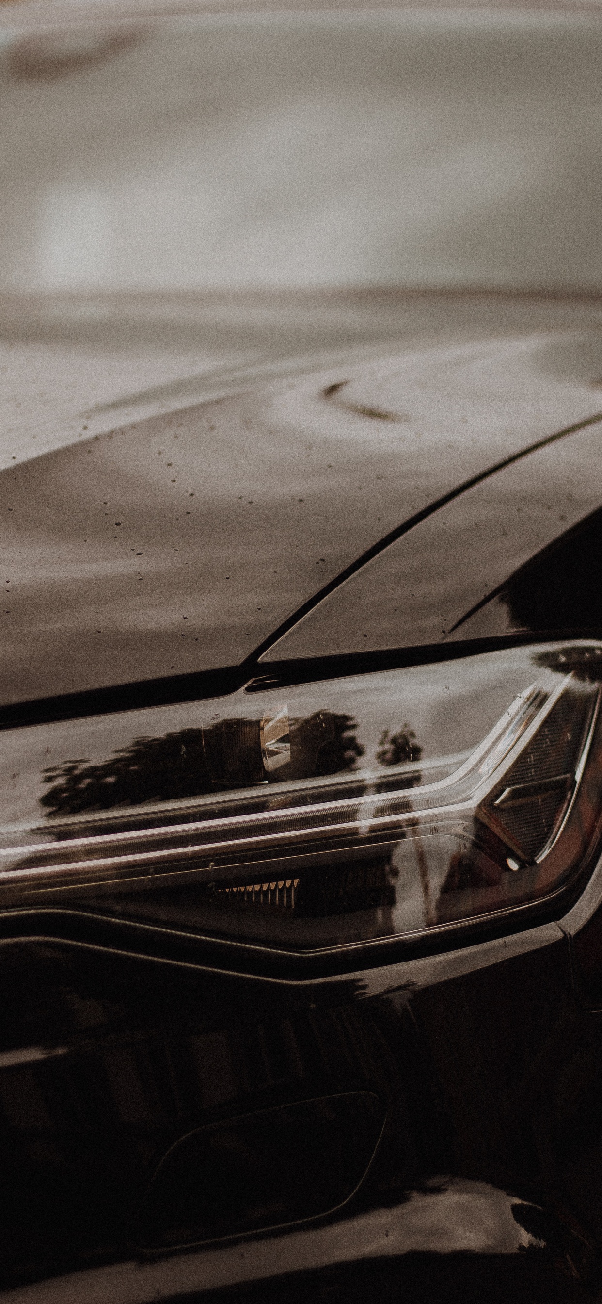 Schwarzes Auto Auf Schneebedeckter Straße Tagsüber. Wallpaper in 1242x2688 Resolution