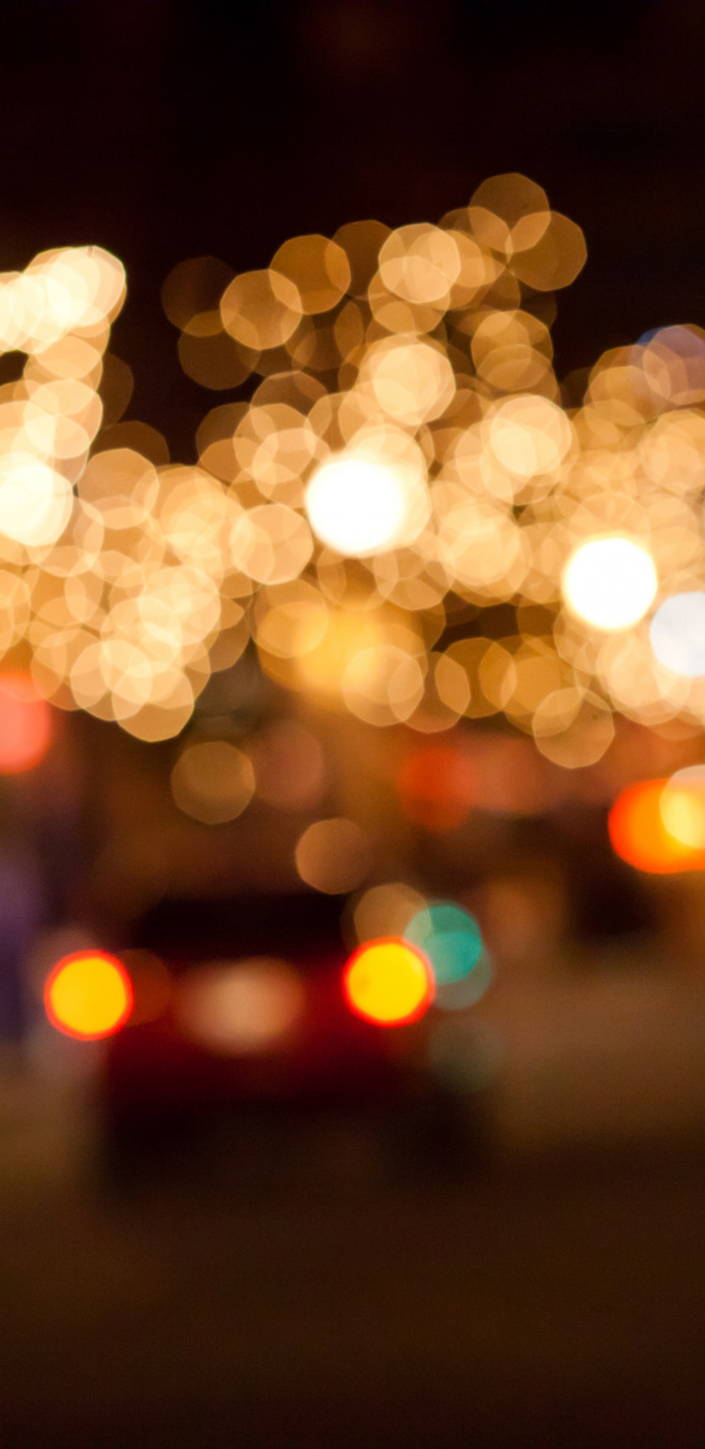 Leute, Die Nachts Auf Der Straße Gehen. Wallpaper in 1440x2960 Resolution