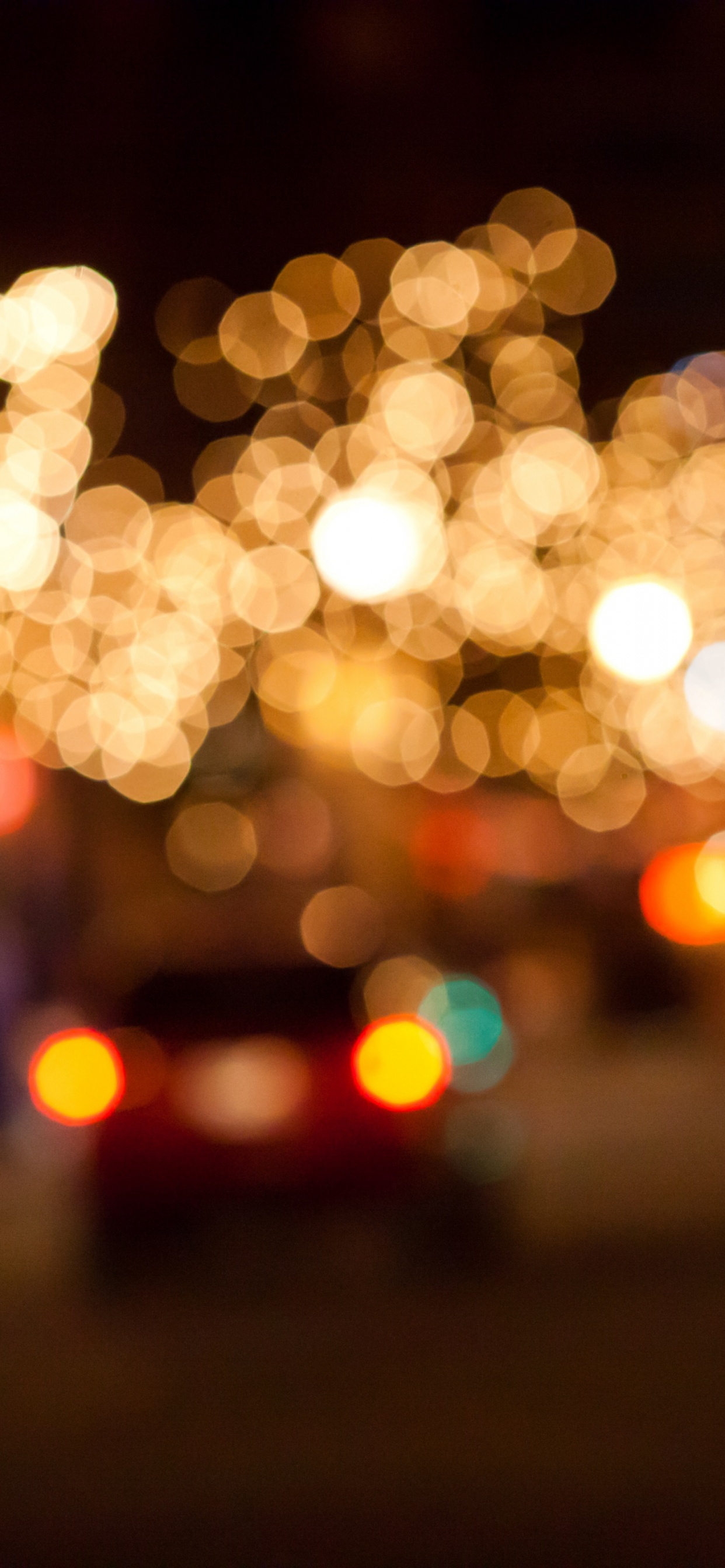 Personnes Marchant Dans la Rue Pendant la Nuit. Wallpaper in 1242x2688 Resolution