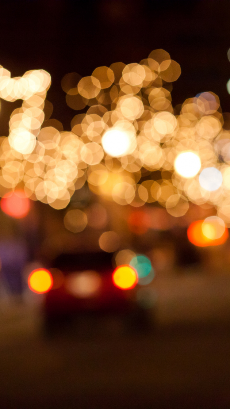 Personnes Marchant Dans la Rue Pendant la Nuit. Wallpaper in 750x1334 Resolution
