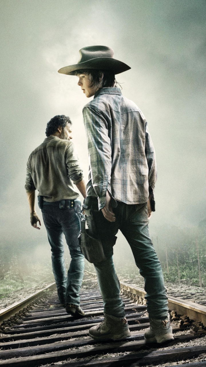 Hombre Con Camisa de Vestir Blanca y Pantalón Negro de Pie en la Vía Del Tren Durante el Día. Wallpaper in 720x1280 Resolution