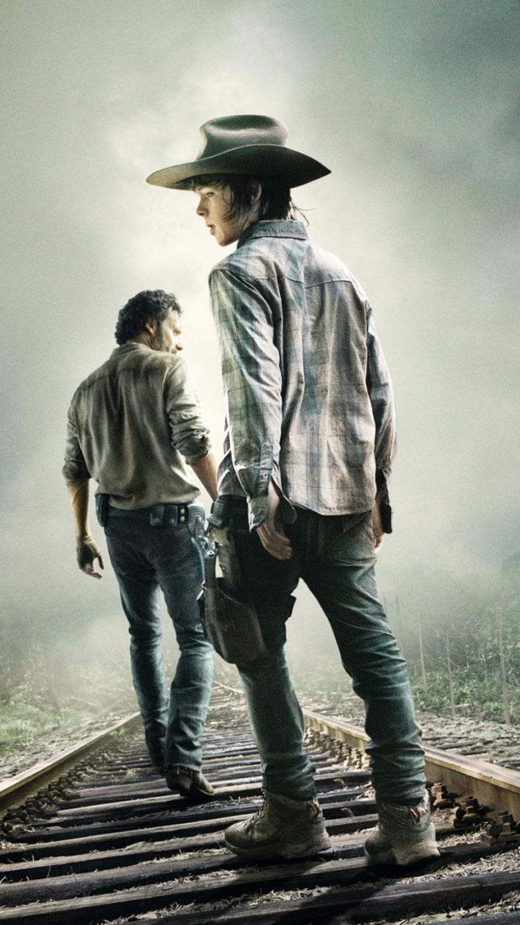 Hombre Con Camisa de Vestir Blanca y Pantalón Negro de Pie en la Vía Del Tren Durante el Día. Wallpaper in 750x1334 Resolution