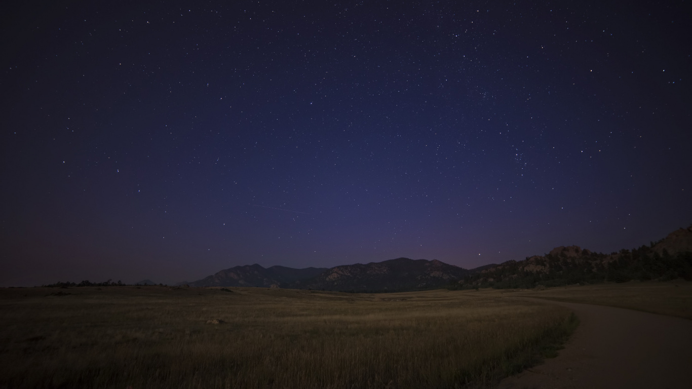 Braune Wiese Unter Blauem Himmel Während Der Nacht Night. Wallpaper in 1366x768 Resolution