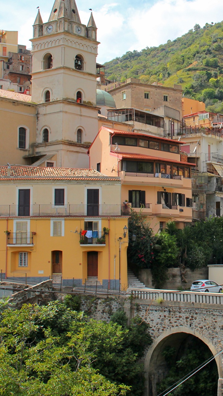 Bâtiment en Béton Brun Près Des Arbres Verts Pendant la Journée. Wallpaper in 720x1280 Resolution