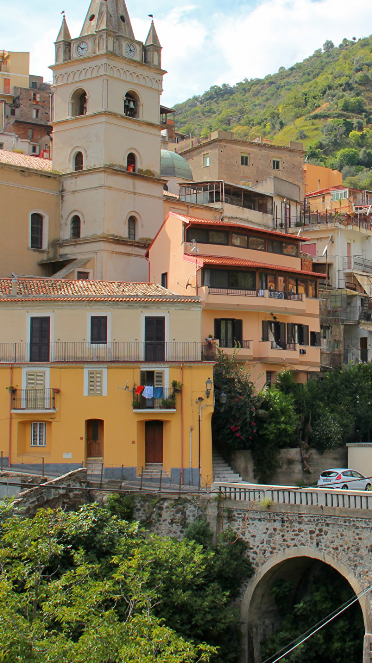 Bâtiment en Béton Brun Près Des Arbres Verts Pendant la Journée. Wallpaper in 750x1334 Resolution
