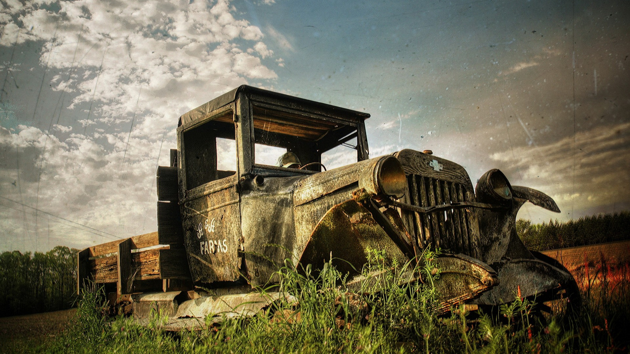 Vintage Car on Green Grass Field Under White Clouds. Wallpaper in 1280x720 Resolution