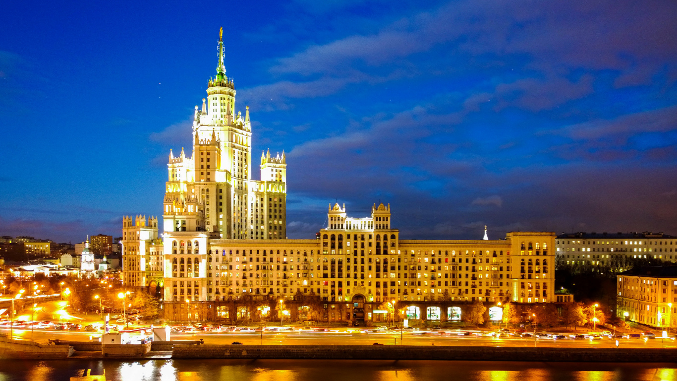Edificio de Hormigón Blanco Cerca Del Cuerpo de Agua Durante la Noche. Wallpaper in 1366x768 Resolution
