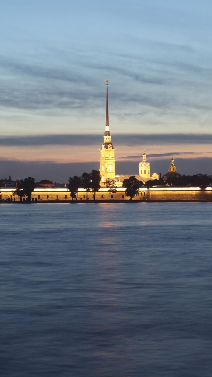 Weißes Und Braunes Betongebäude in Der Nähe Eines Gewässers Tagsüber. Wallpaper in 720x1280 Resolution