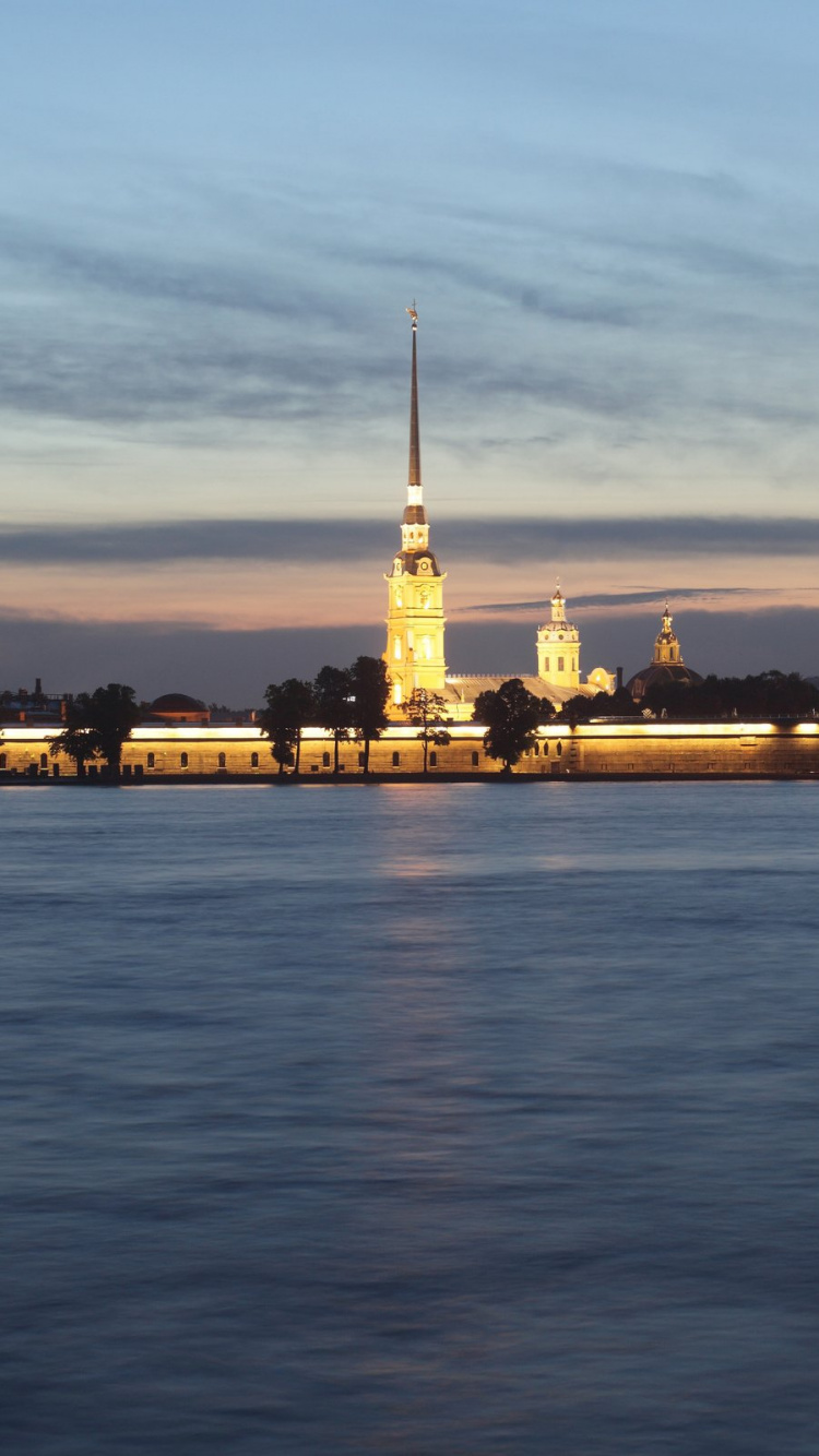 Weißes Und Braunes Betongebäude in Der Nähe Eines Gewässers Tagsüber. Wallpaper in 750x1334 Resolution