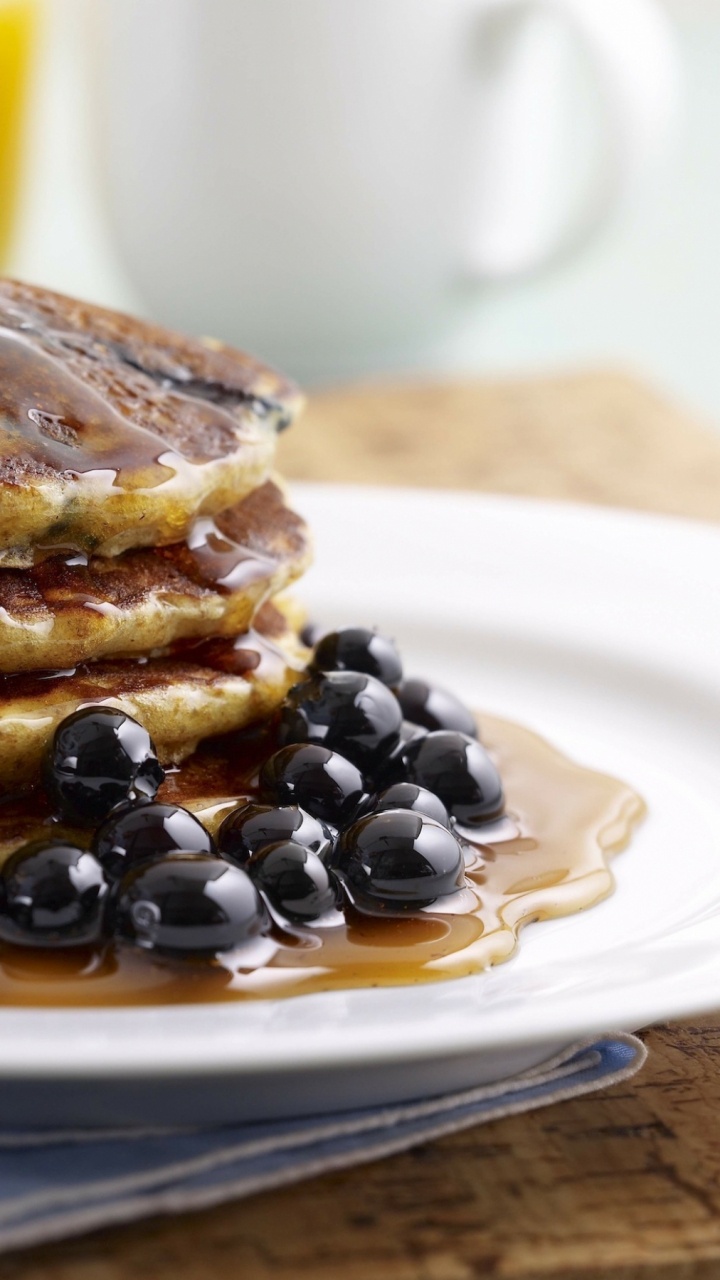 Brauner Und Schwarzer Kuchen Auf Weißem Keramikteller. Wallpaper in 720x1280 Resolution