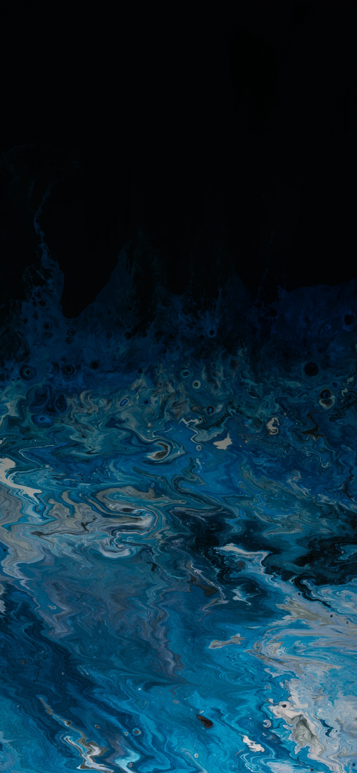 Blaues Wasser Mit Schwarzem Hintergrund. Wallpaper in 1242x2688 Resolution