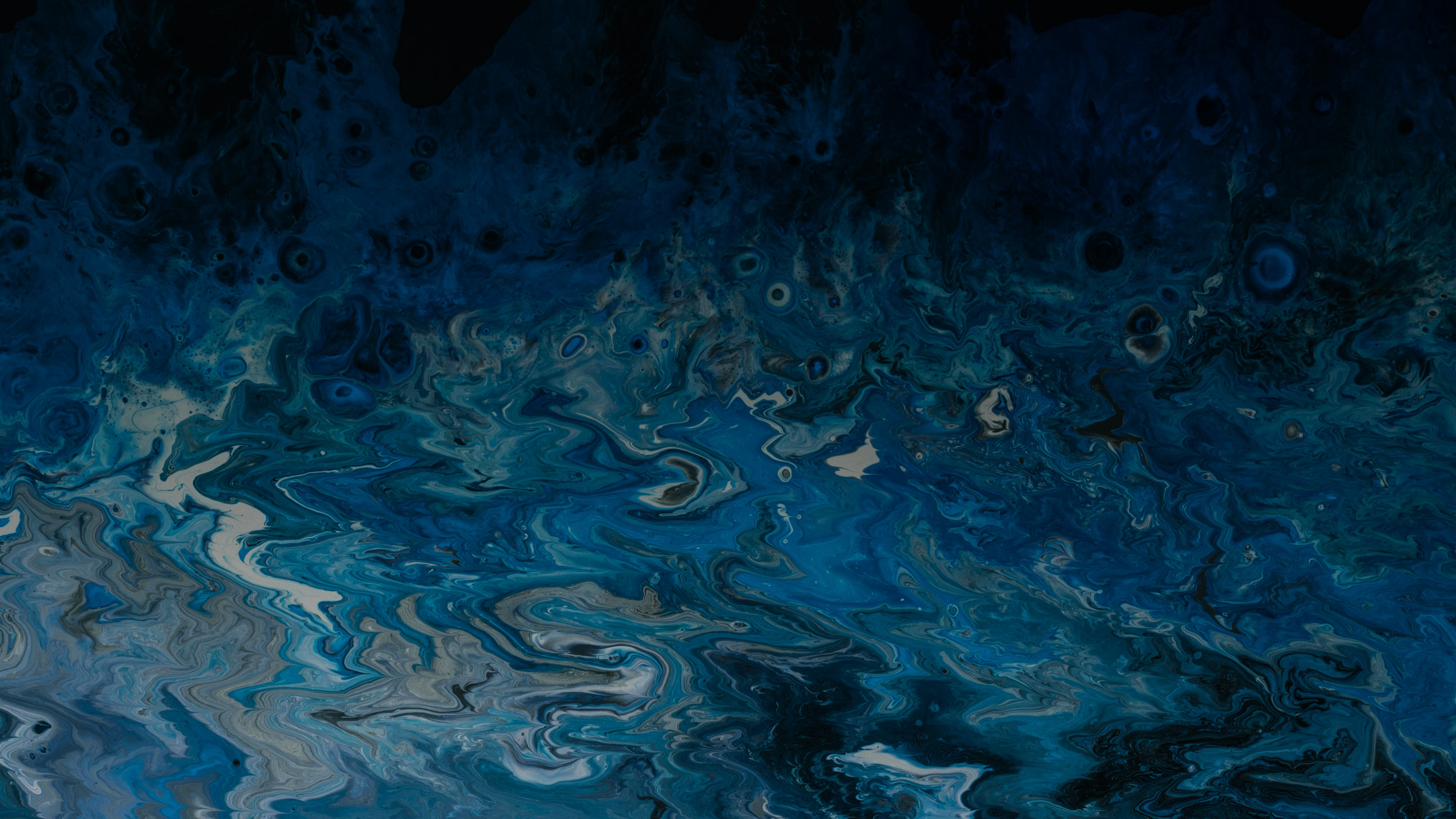 Blaues Wasser Mit Schwarzem Hintergrund. Wallpaper in 3840x2160 Resolution