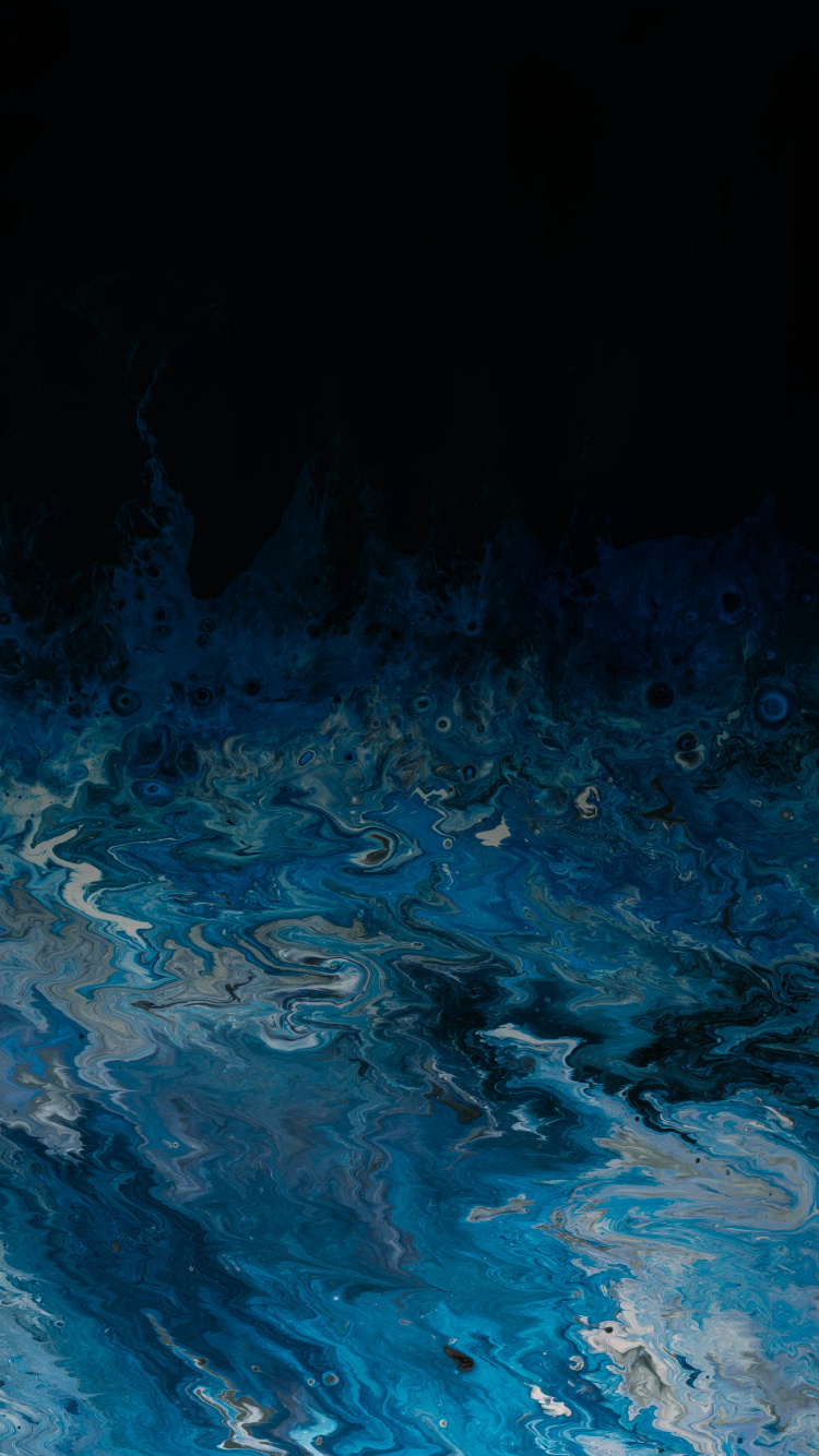 Eau Bleue Sur Fond Noir. Wallpaper in 750x1334 Resolution