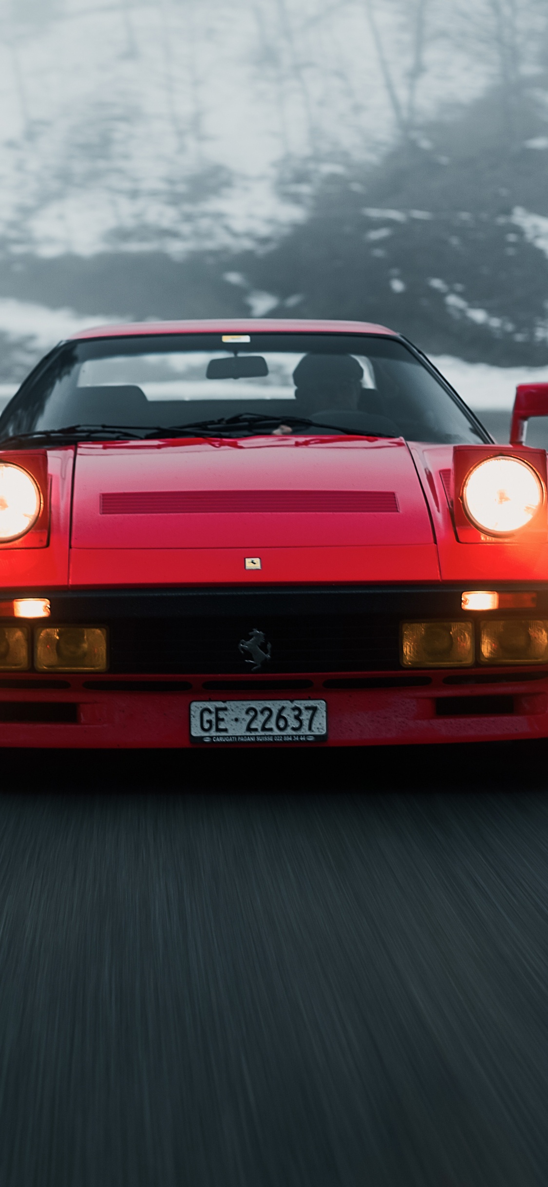 Porsche 911 Rouge Sur Route Pendant la Journée. Wallpaper in 1125x2436 Resolution