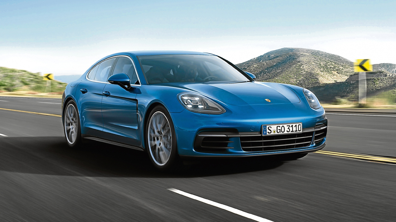 Blauer Bmw m 3 Tagsüber Unterwegs. Wallpaper in 1366x768 Resolution