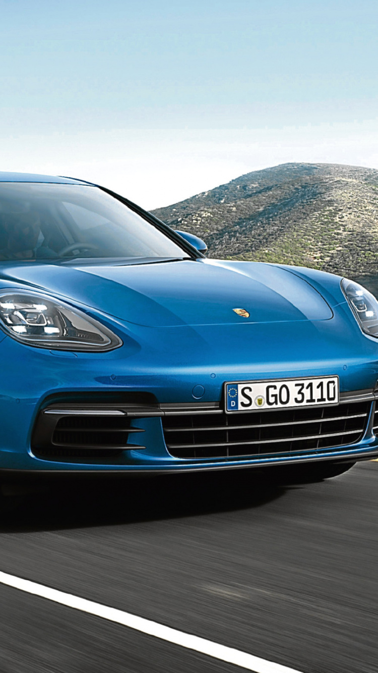 BMW m 3 Azul en la Carretera Durante el Día. Wallpaper in 750x1334 Resolution