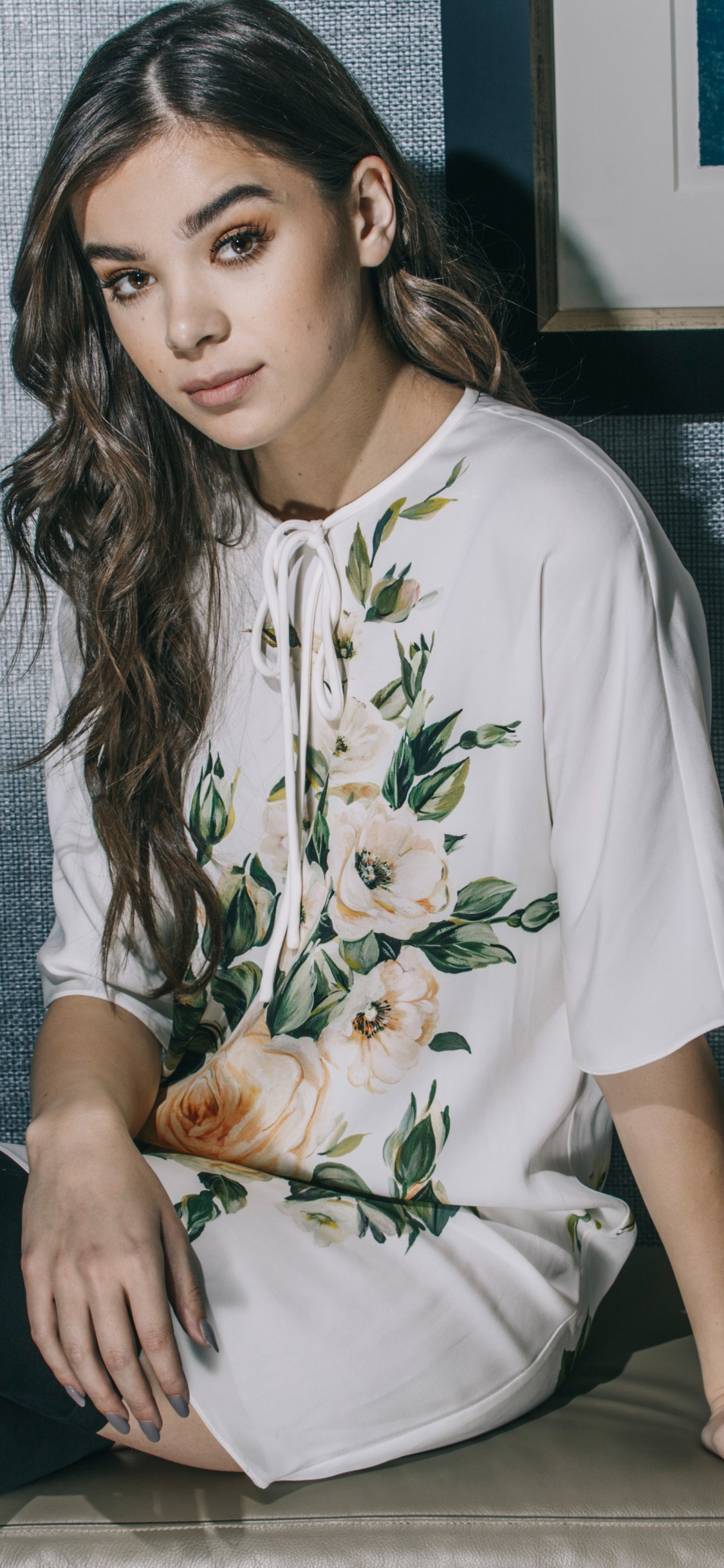 Hailee Steinfeld, Kleidung, Sitzecke, Schönheit, Haut. Wallpaper in 1125x2436 Resolution