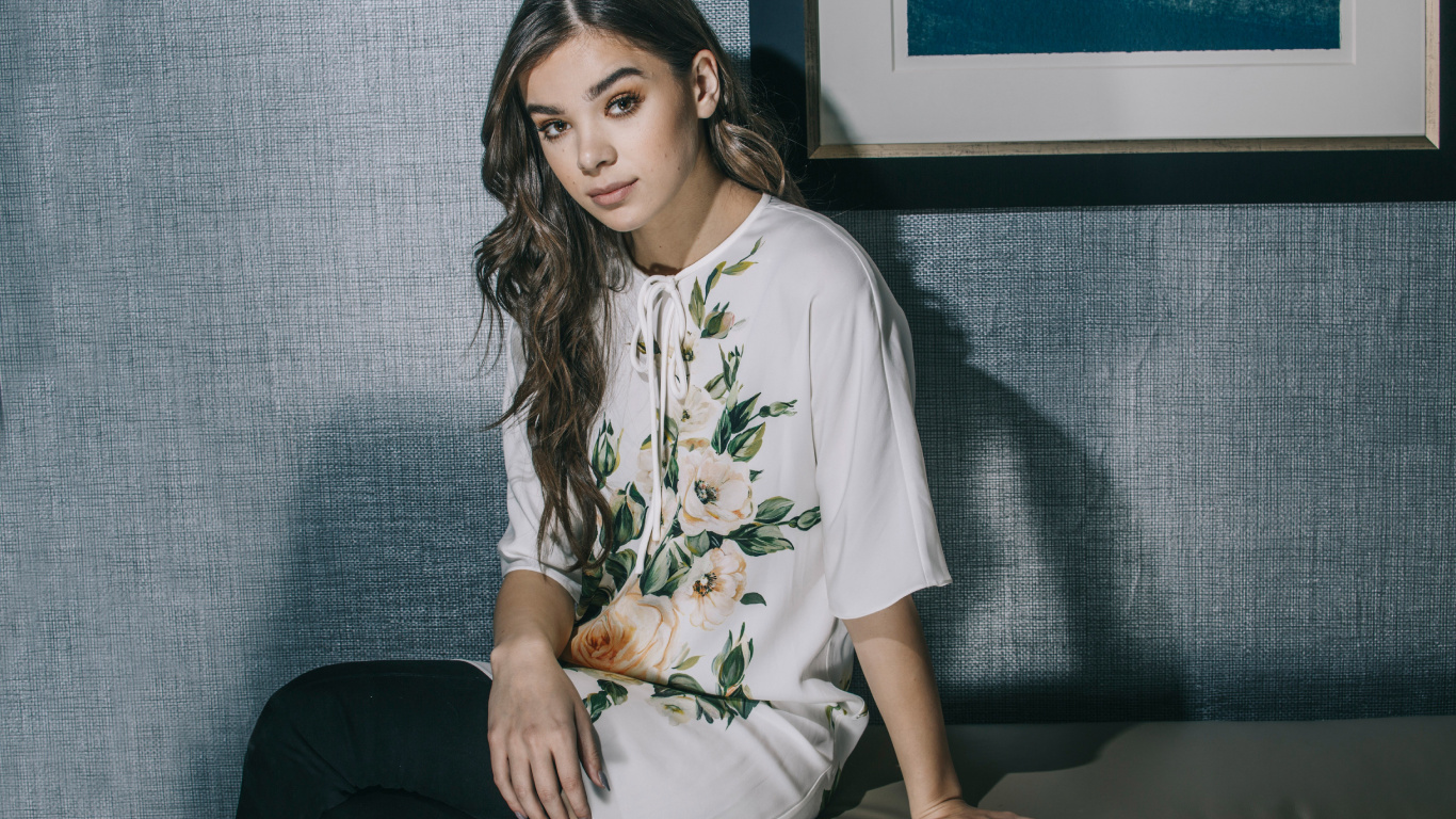 Hailee Steinfeld, Clothing, Sitting, Beauty, Skin. Wallpaper in 1366x768 Resolution