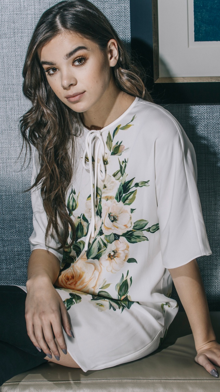 Hailee Steinfeld, Clothing, Sitting, Beauty, Skin. Wallpaper in 720x1280 Resolution