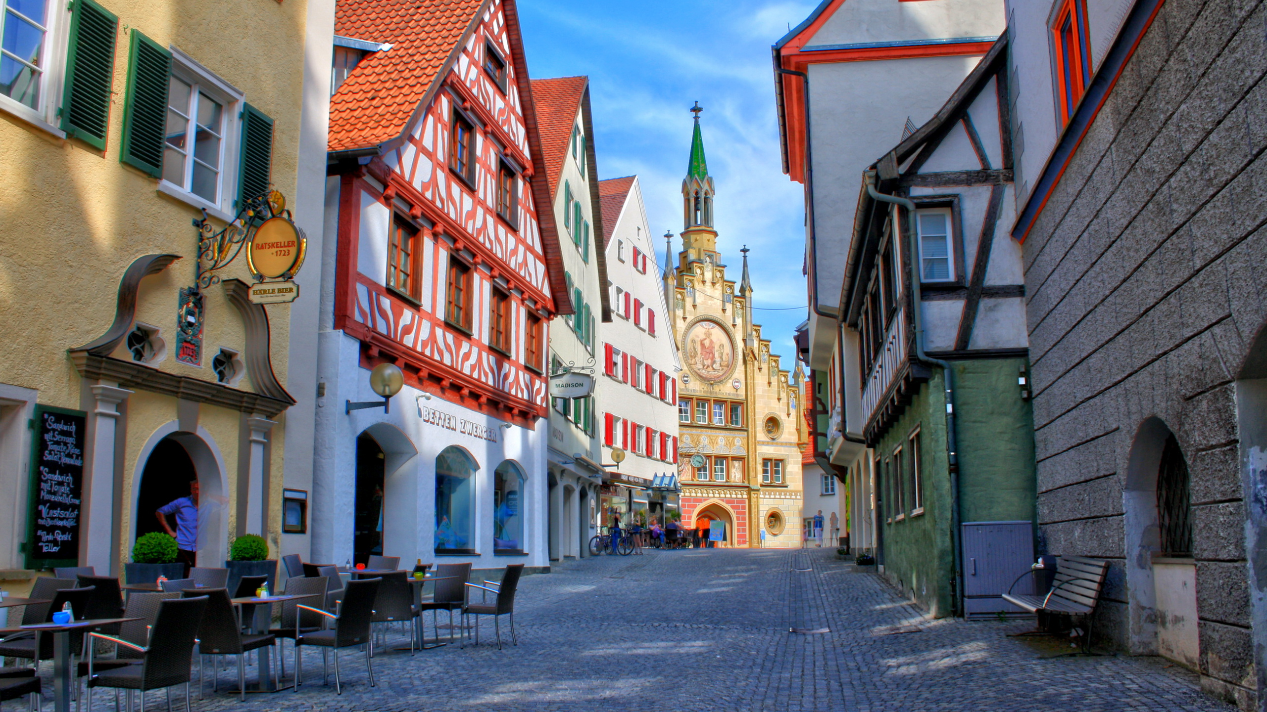 Brown and White Concrete Building Under Blue Sky During Daytime. Wallpaper in 2560x1440 Resolution