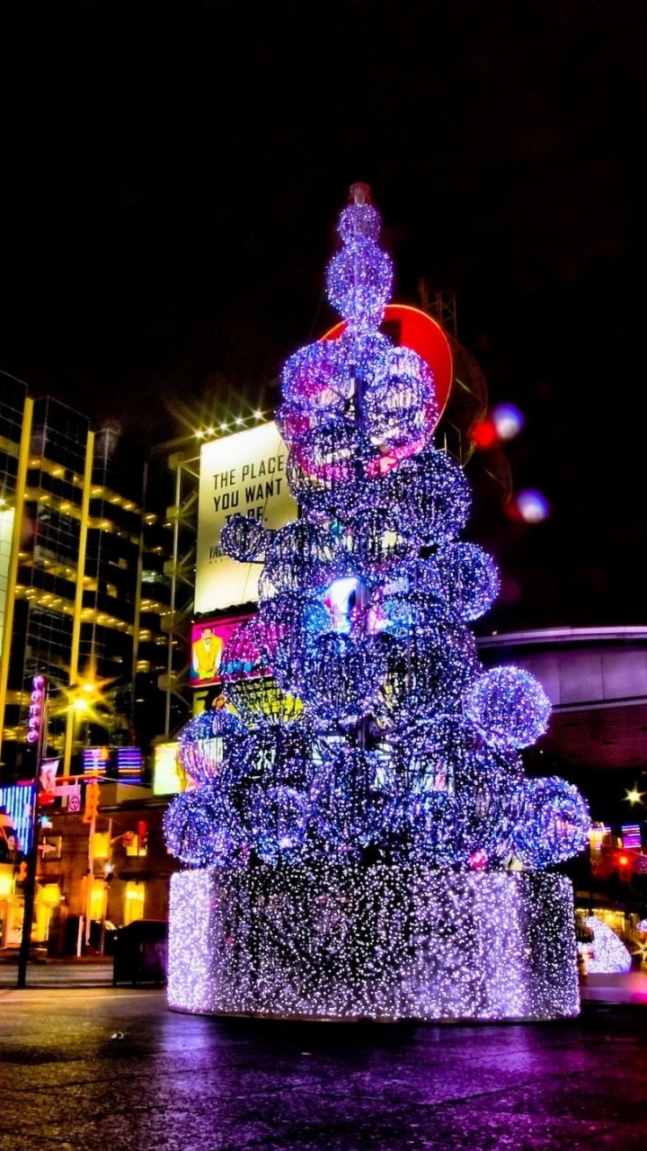 Grüner Und Roter Weihnachtsbaum Mit Lichterketten in Der Nacht. Wallpaper in 720x1280 Resolution