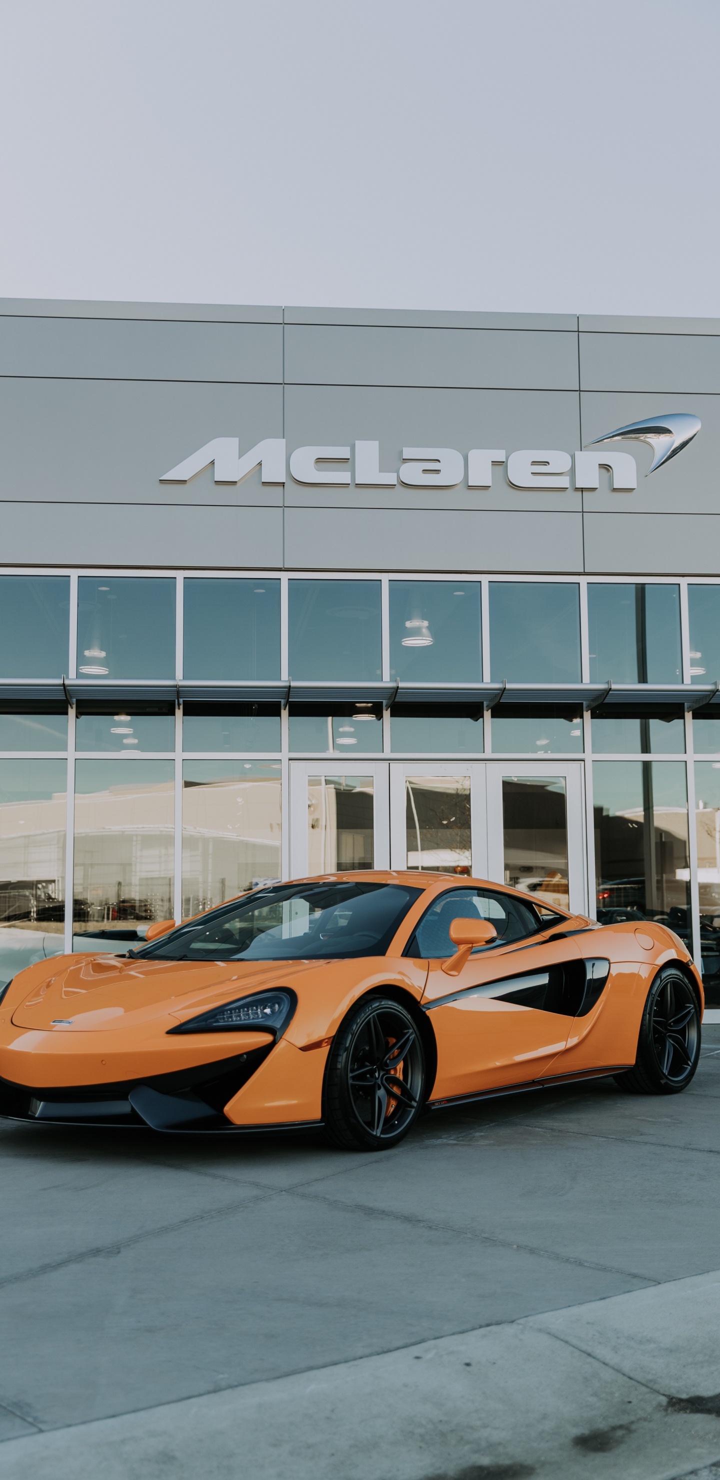 Orangefarbener Lamborghini Aventador, Der Tagsüber in Der Nähe Des Weißen Gebäudes Geparkt Ist?. Wallpaper in 1440x2960 Resolution