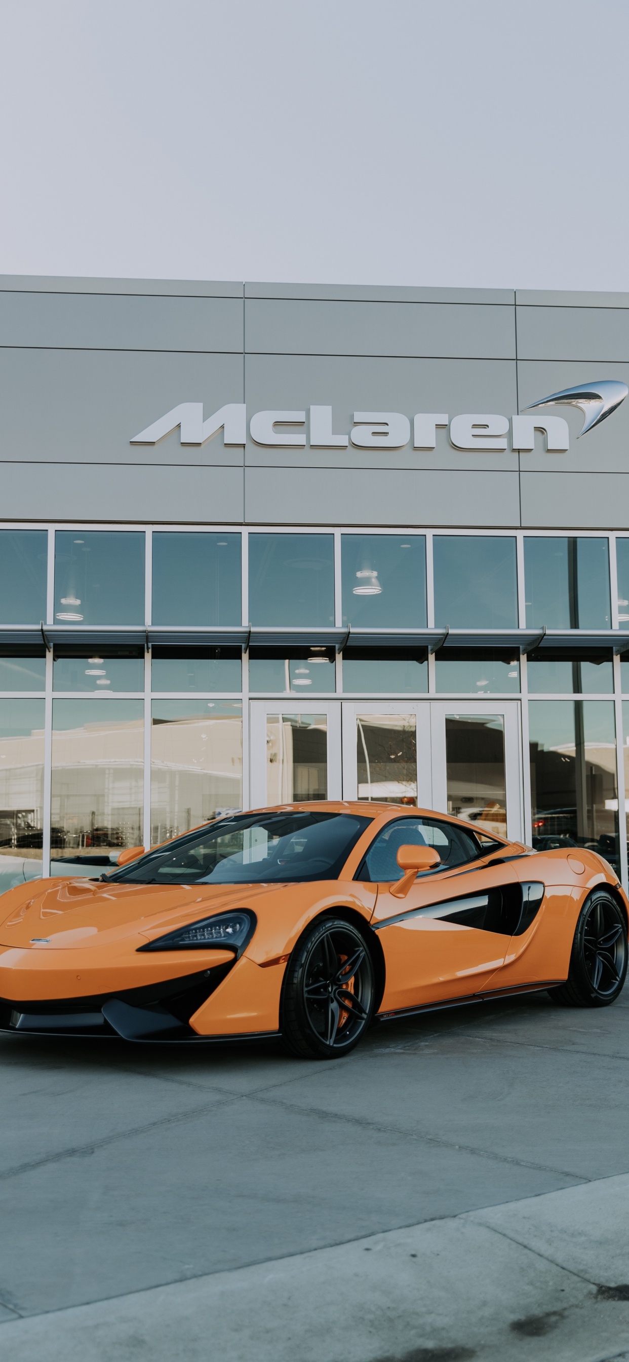 Lamborghini Aventador Orange Garée Près du Bâtiment Blanc Pendant la Journée. Wallpaper in 1242x2688 Resolution