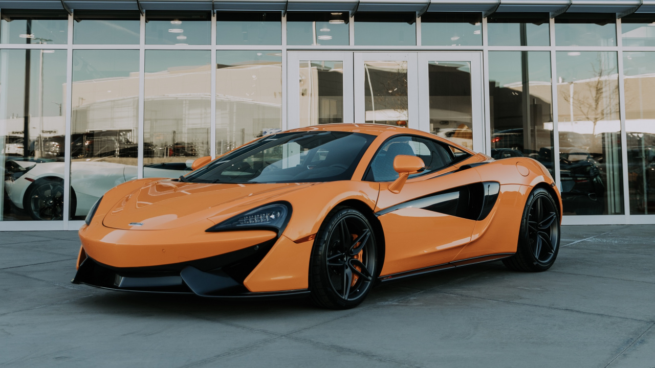 Lamborghini Aventador Orange Garée Près du Bâtiment Blanc Pendant la Journée. Wallpaper in 1280x720 Resolution