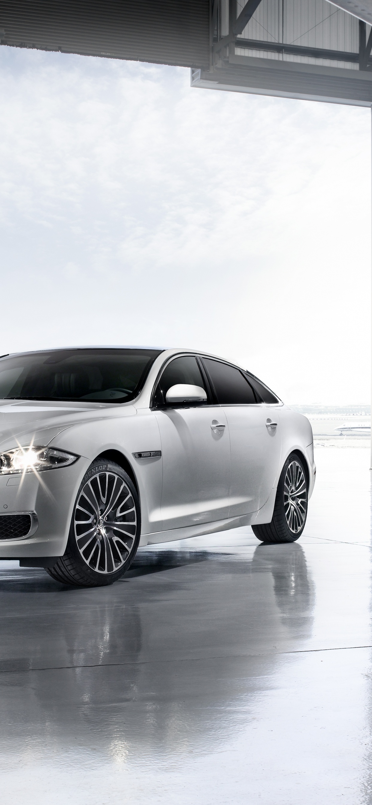 Silver Mercedes Benz Coupe Estacionado en el Garaje. Wallpaper in 1242x2688 Resolution