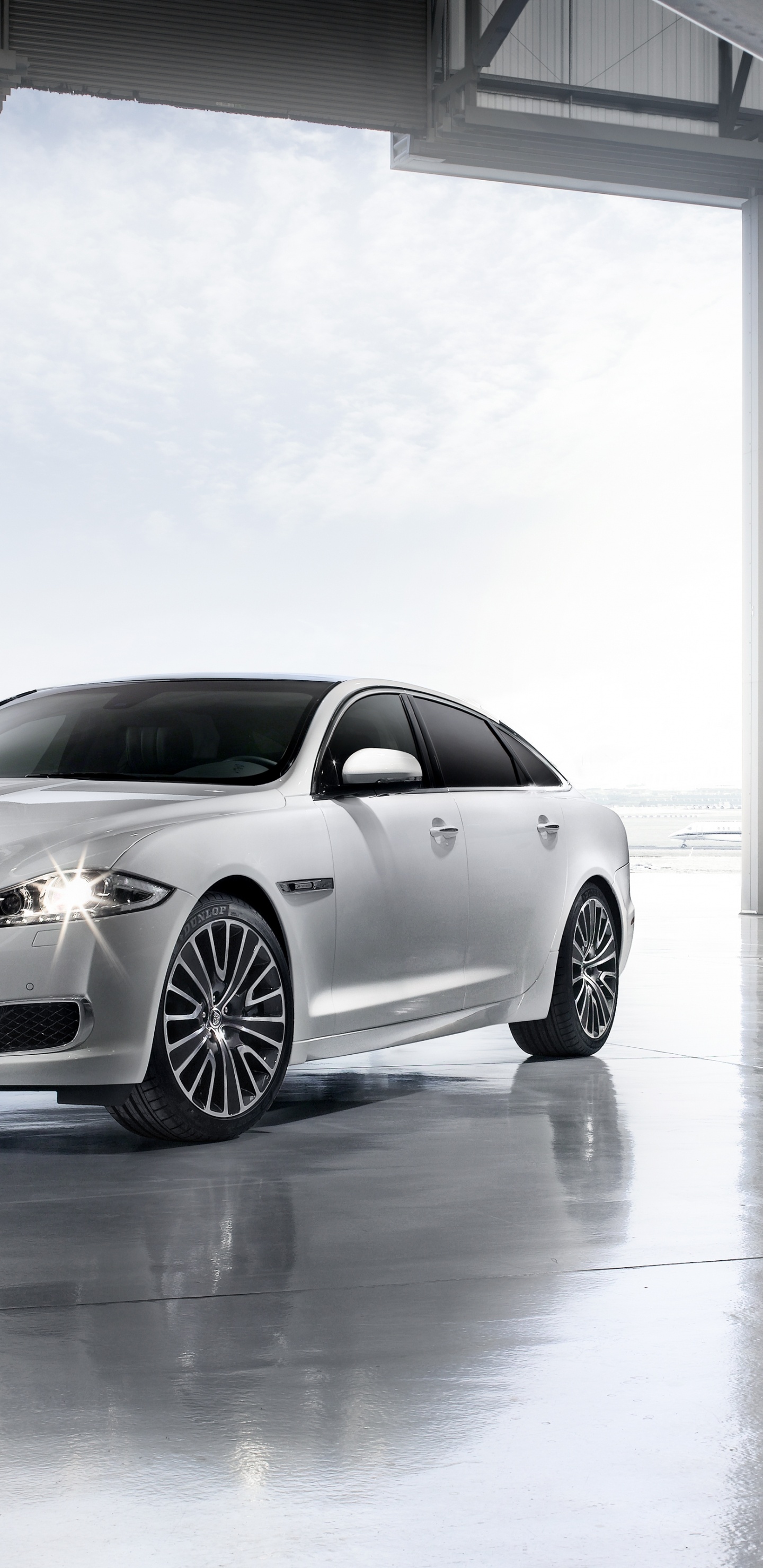 Silver Mercedes Benz Coupe Estacionado en el Garaje. Wallpaper in 1440x2960 Resolution