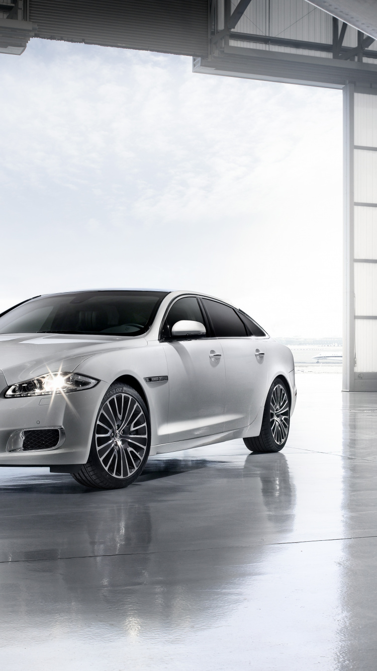 Silver Mercedes Benz Coupe Estacionado en el Garaje. Wallpaper in 750x1334 Resolution