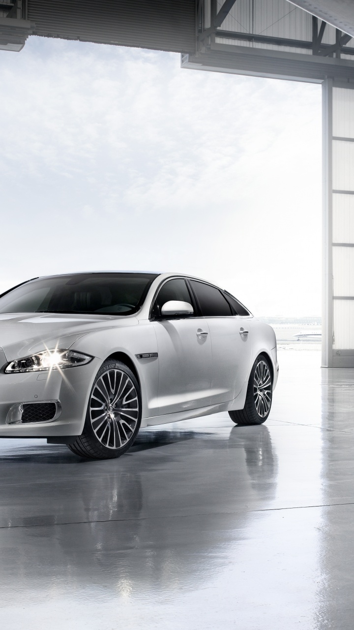 Silver Mercedes Benz Coupé Garé Sur Garage. Wallpaper in 720x1280 Resolution