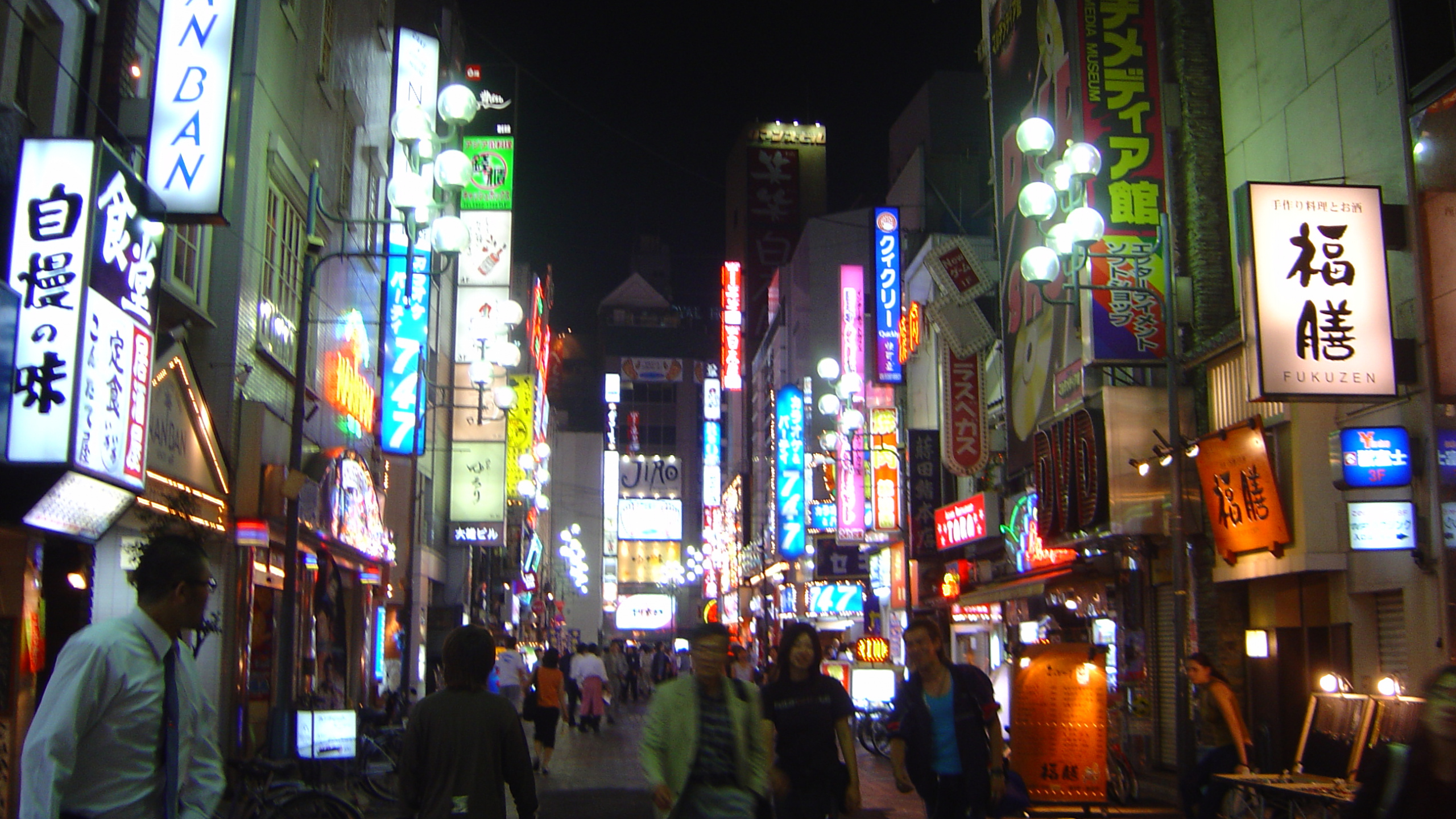 People Walking on Street During Night Time. Wallpaper in 2560x1440 Resolution