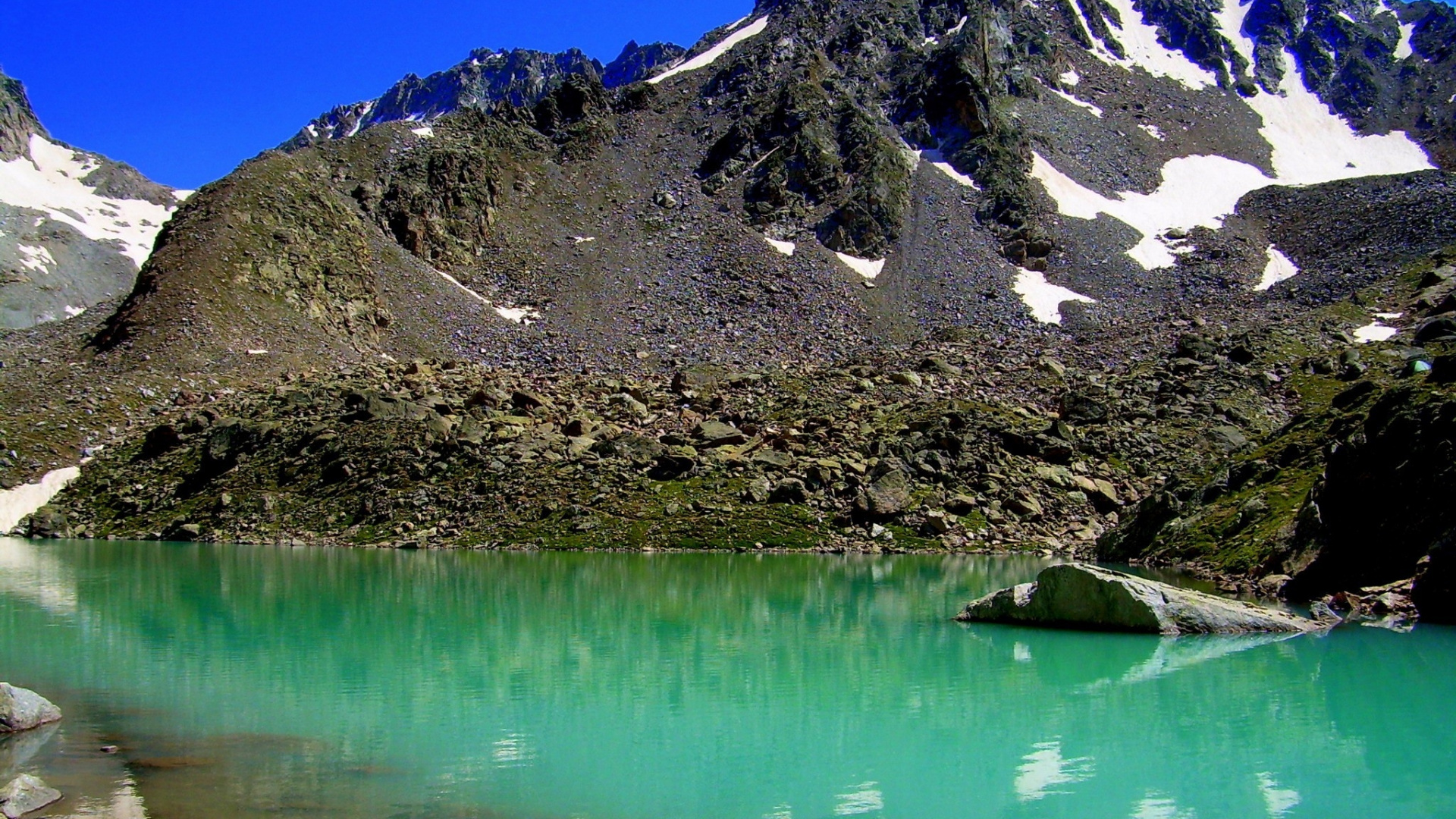 Lago en Medio de Montañas Rocosas. Wallpaper in 1920x1080 Resolution