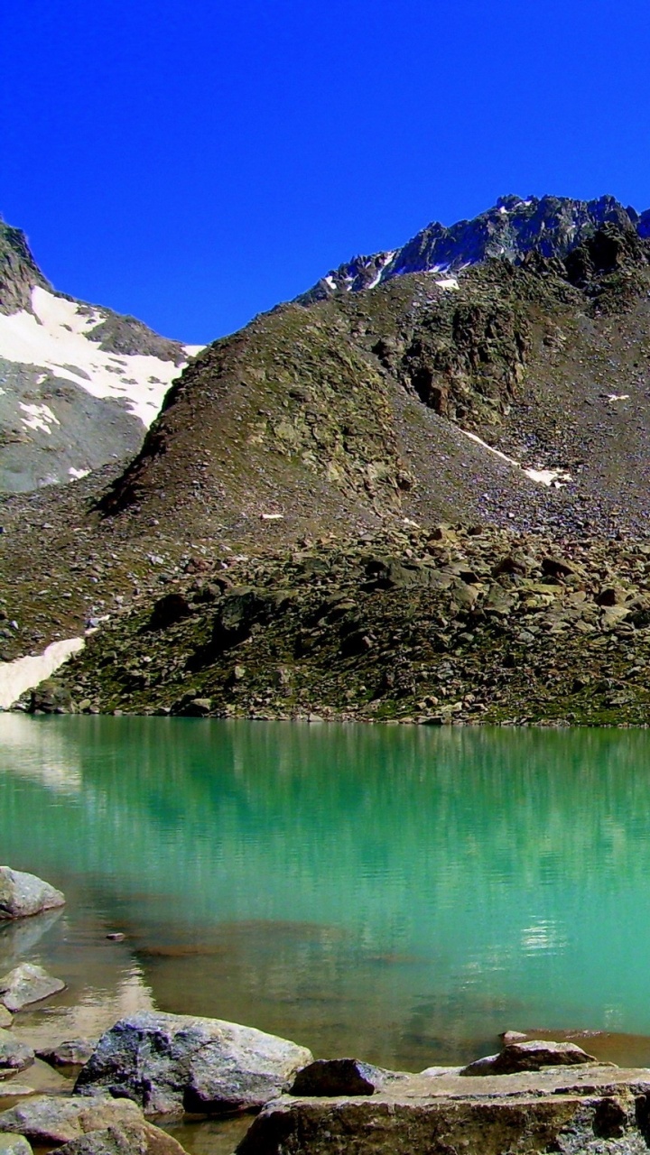 Lake in The Middle of Rocky Mountains. Wallpaper in 720x1280 Resolution