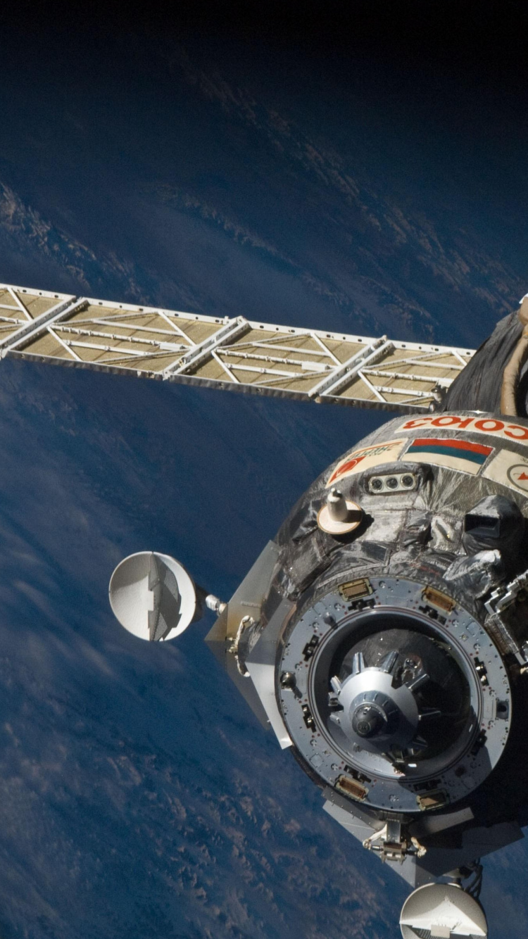 Weißes Und Schwarzes Raumschiff am Blauen Himmel. Wallpaper in 750x1334 Resolution