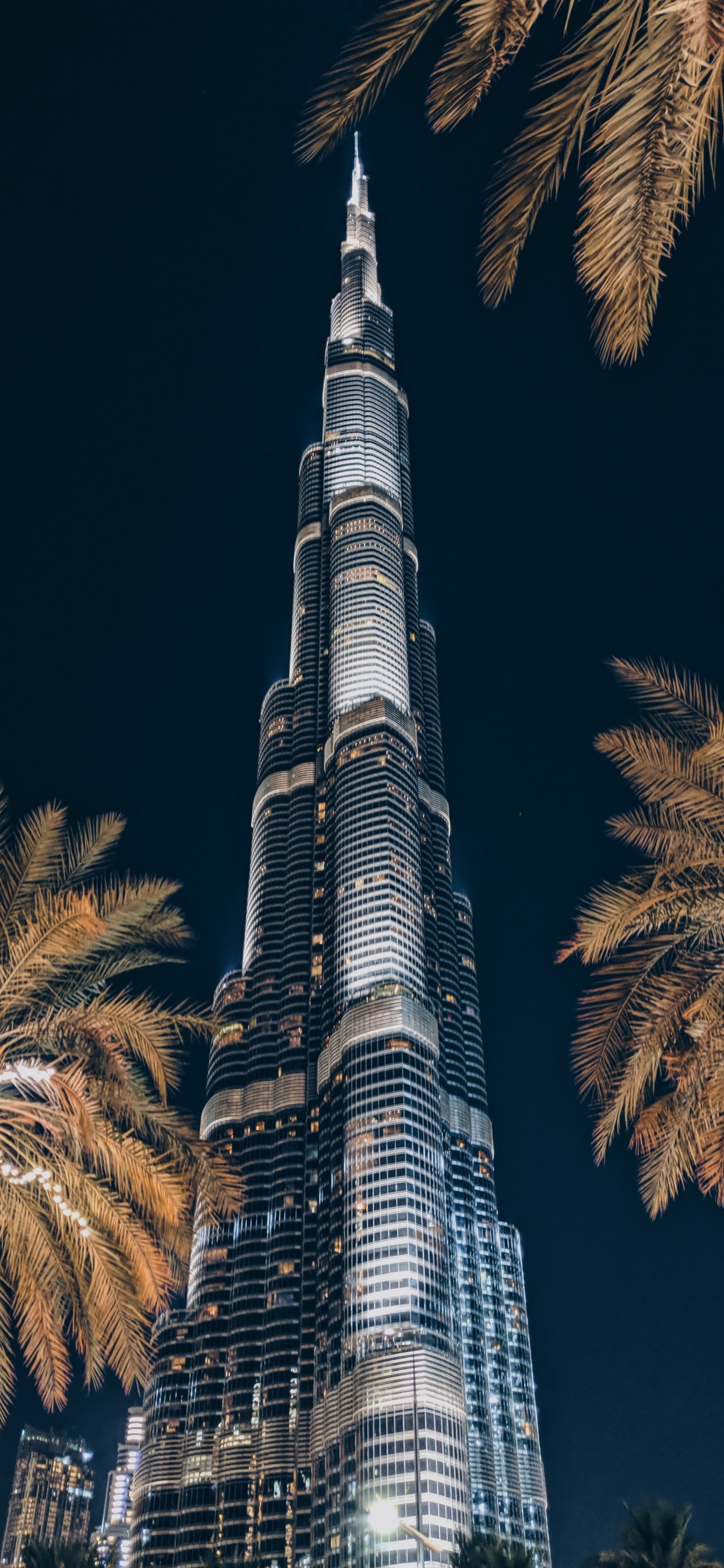 Torre Gris y Negra Durante la Noche. Wallpaper in 1242x2688 Resolution