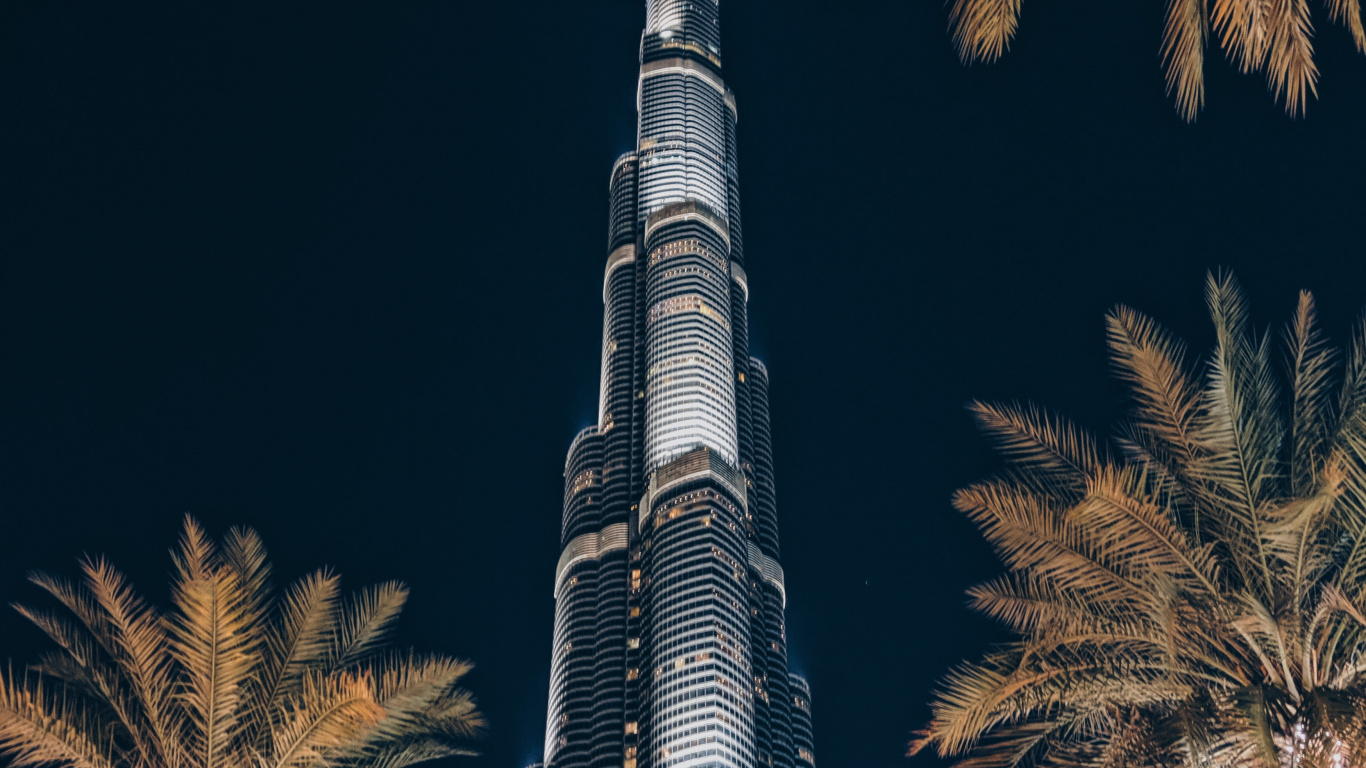 Torre Gris y Negra Durante la Noche. Wallpaper in 1366x768 Resolution