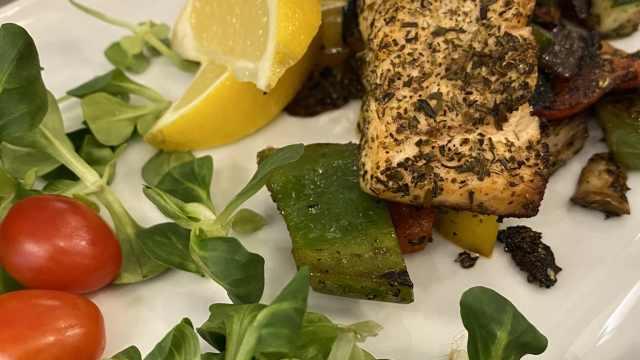 Leaf Vegetable, Vegetarian Cuisine, Salad, Vegetable, Food. Wallpaper in 1280x720 Resolution